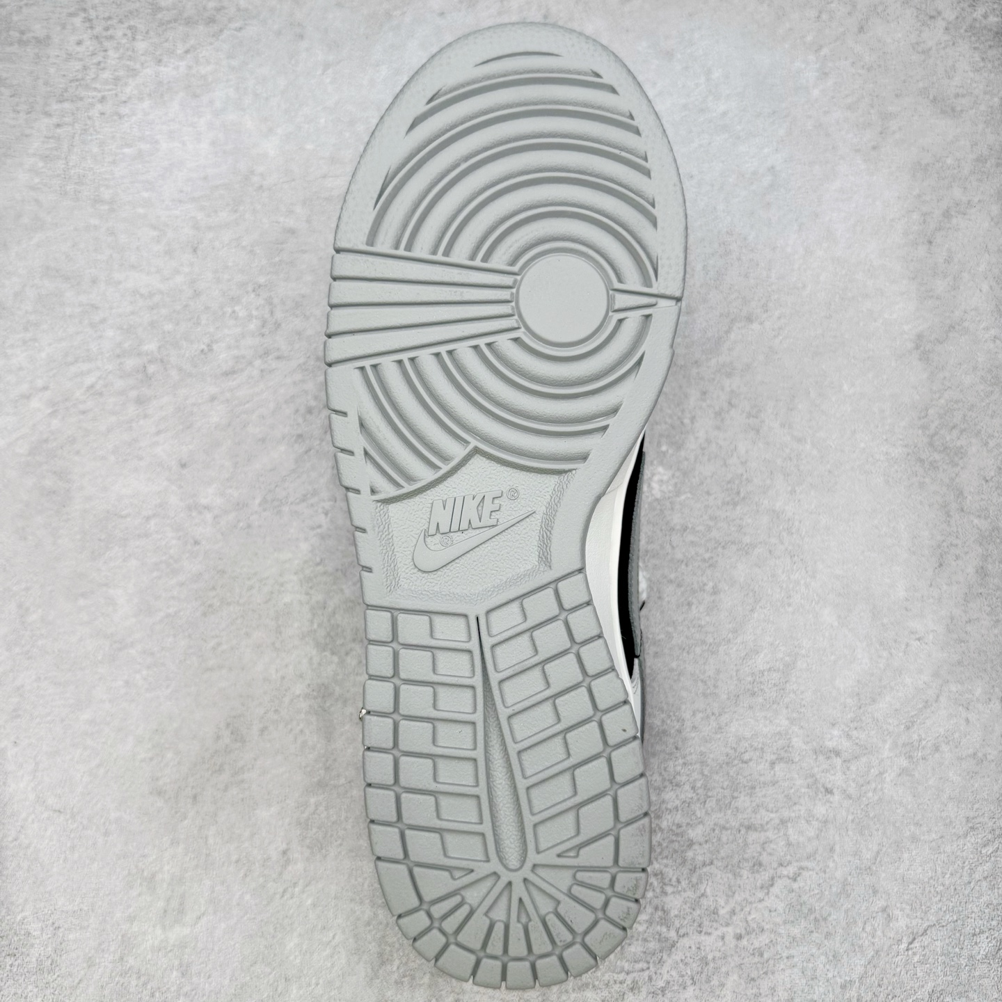 图片[9]-＃YC纯原 NK Dunk Low 墨之影 WB0518-091 此款以经典Dunk鞋型为模版，上演一场黑白灰的视觉艺术。白色主调极致清爽，易于搭配，深灰色Swoosh以破墨笔法勾勒出凌厉轨迹。侧翼飞翼Logo如印章压角，后跟「AMPR」代号低调烙印身份。黑白灰的层次随光影流动，高级感已在虚实浓淡间自成格局。定制系列天花板 无原鞋不开发 全系列得物原鞋一比一校对开发 配色持续更新中 终端对接 优势输出 全套原厂楦头原纸板数据档案倾力打造 原汁原味莞产 极致还原 圈内最强针车工艺 高端零售指定版 广东原厂配套原盒原标 鞋盒分三个尺码段 原厂冲刀 超高清洁度 全鞋零毛边皮料切割 采用原厂百宏鞋带以及原厂百宏织唛舌标 内标可供原厂几率过验 进口原装条纹中底布 四线拉帮白色点胶 原厂拉帮手法遵循公司 原厂电绣 极致还原 尺码：36 36.5 37.5 38 38.5 39 40 40.5 41 42 42.5 43 44 44.5 45 46-选品中心