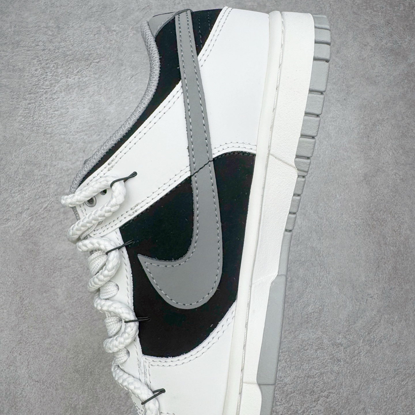 图片[7]-＃YC纯原 NK Dunk Low 墨之影 WB0518-091 此款以经典Dunk鞋型为模版，上演一场黑白灰的视觉艺术。白色主调极致清爽，易于搭配，深灰色Swoosh以破墨笔法勾勒出凌厉轨迹。侧翼飞翼Logo如印章压角，后跟「AMPR」代号低调烙印身份。黑白灰的层次随光影流动，高级感已在虚实浓淡间自成格局。定制系列天花板 无原鞋不开发 全系列得物原鞋一比一校对开发 配色持续更新中 终端对接 优势输出 全套原厂楦头原纸板数据档案倾力打造 原汁原味莞产 极致还原 圈内最强针车工艺 高端零售指定版 广东原厂配套原盒原标 鞋盒分三个尺码段 原厂冲刀 超高清洁度 全鞋零毛边皮料切割 采用原厂百宏鞋带以及原厂百宏织唛舌标 内标可供原厂几率过验 进口原装条纹中底布 四线拉帮白色点胶 原厂拉帮手法遵循公司 原厂电绣 极致还原 尺码：36 36.5 37.5 38 38.5 39 40 40.5 41 42 42.5 43 44 44.5 45 46-选品中心