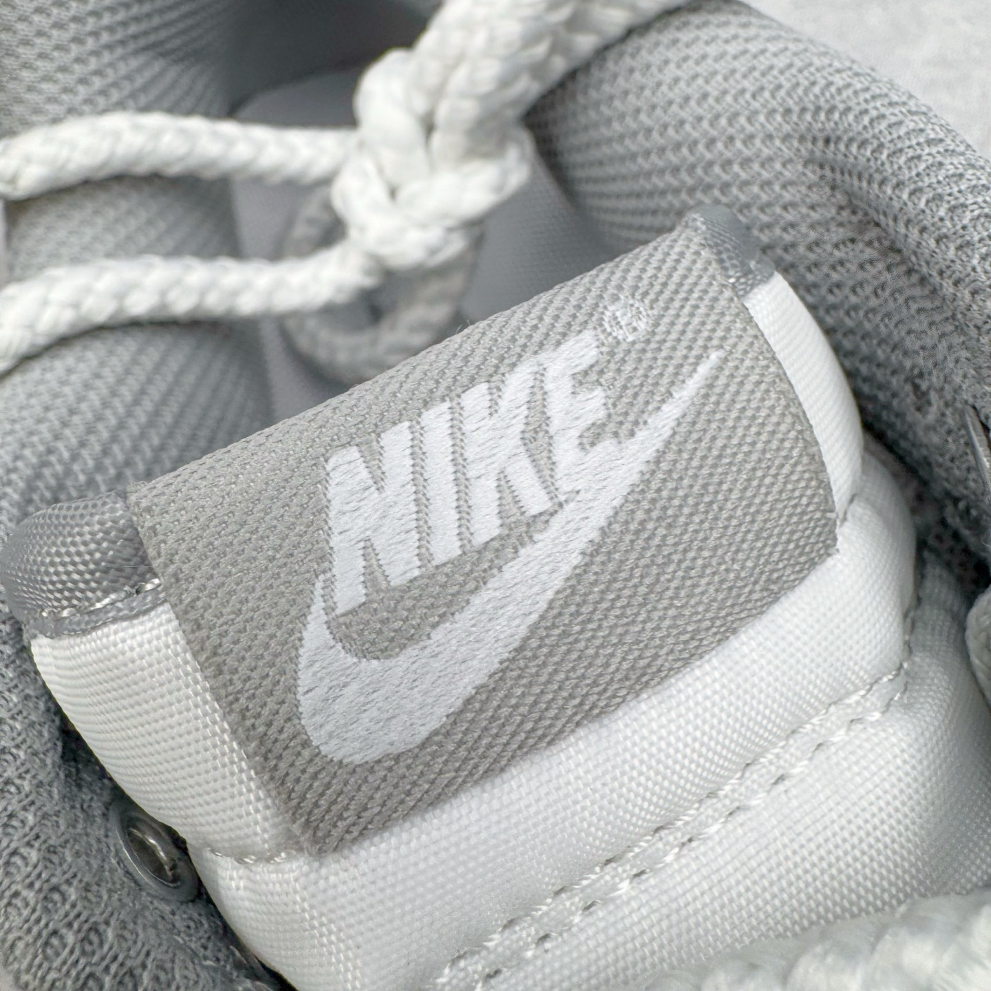 图片[12]-＃YC纯原 NK Dunk Low 墨之影 WB0518-091 此款以经典Dunk鞋型为模版，上演一场黑白灰的视觉艺术。白色主调极致清爽，易于搭配，深灰色Swoosh以破墨笔法勾勒出凌厉轨迹。侧翼飞翼Logo如印章压角，后跟「AMPR」代号低调烙印身份。黑白灰的层次随光影流动，高级感已在虚实浓淡间自成格局。定制系列天花板 无原鞋不开发 全系列得物原鞋一比一校对开发 配色持续更新中 终端对接 优势输出 全套原厂楦头原纸板数据档案倾力打造 原汁原味莞产 极致还原 圈内最强针车工艺 高端零售指定版 广东原厂配套原盒原标 鞋盒分三个尺码段 原厂冲刀 超高清洁度 全鞋零毛边皮料切割 采用原厂百宏鞋带以及原厂百宏织唛舌标 内标可供原厂几率过验 进口原装条纹中底布 四线拉帮白色点胶 原厂拉帮手法遵循公司 原厂电绣 极致还原 尺码：36 36.5 37.5 38 38.5 39 40 40.5 41 42 42.5 43 44 44.5 45 46-选品中心