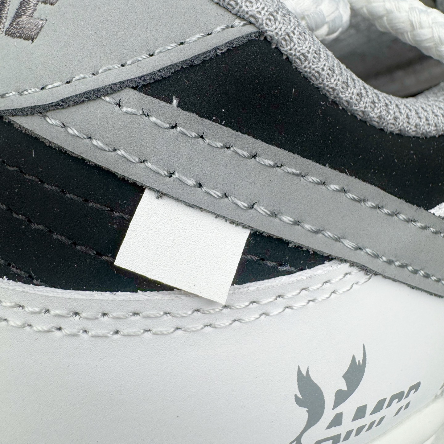 图片[15]-＃YC纯原 NK Dunk Low 墨之影 WB0518-091 此款以经典Dunk鞋型为模版，上演一场黑白灰的视觉艺术。白色主调极致清爽，易于搭配，深灰色Swoosh以破墨笔法勾勒出凌厉轨迹。侧翼飞翼Logo如印章压角，后跟「AMPR」代号低调烙印身份。黑白灰的层次随光影流动，高级感已在虚实浓淡间自成格局。定制系列天花板 无原鞋不开发 全系列得物原鞋一比一校对开发 配色持续更新中 终端对接 优势输出 全套原厂楦头原纸板数据档案倾力打造 原汁原味莞产 极致还原 圈内最强针车工艺 高端零售指定版 广东原厂配套原盒原标 鞋盒分三个尺码段 原厂冲刀 超高清洁度 全鞋零毛边皮料切割 采用原厂百宏鞋带以及原厂百宏织唛舌标 内标可供原厂几率过验 进口原装条纹中底布 四线拉帮白色点胶 原厂拉帮手法遵循公司 原厂电绣 极致还原 尺码：36 36.5 37.5 38 38.5 39 40 40.5 41 42 42.5 43 44 44.5 45 46-选品中心