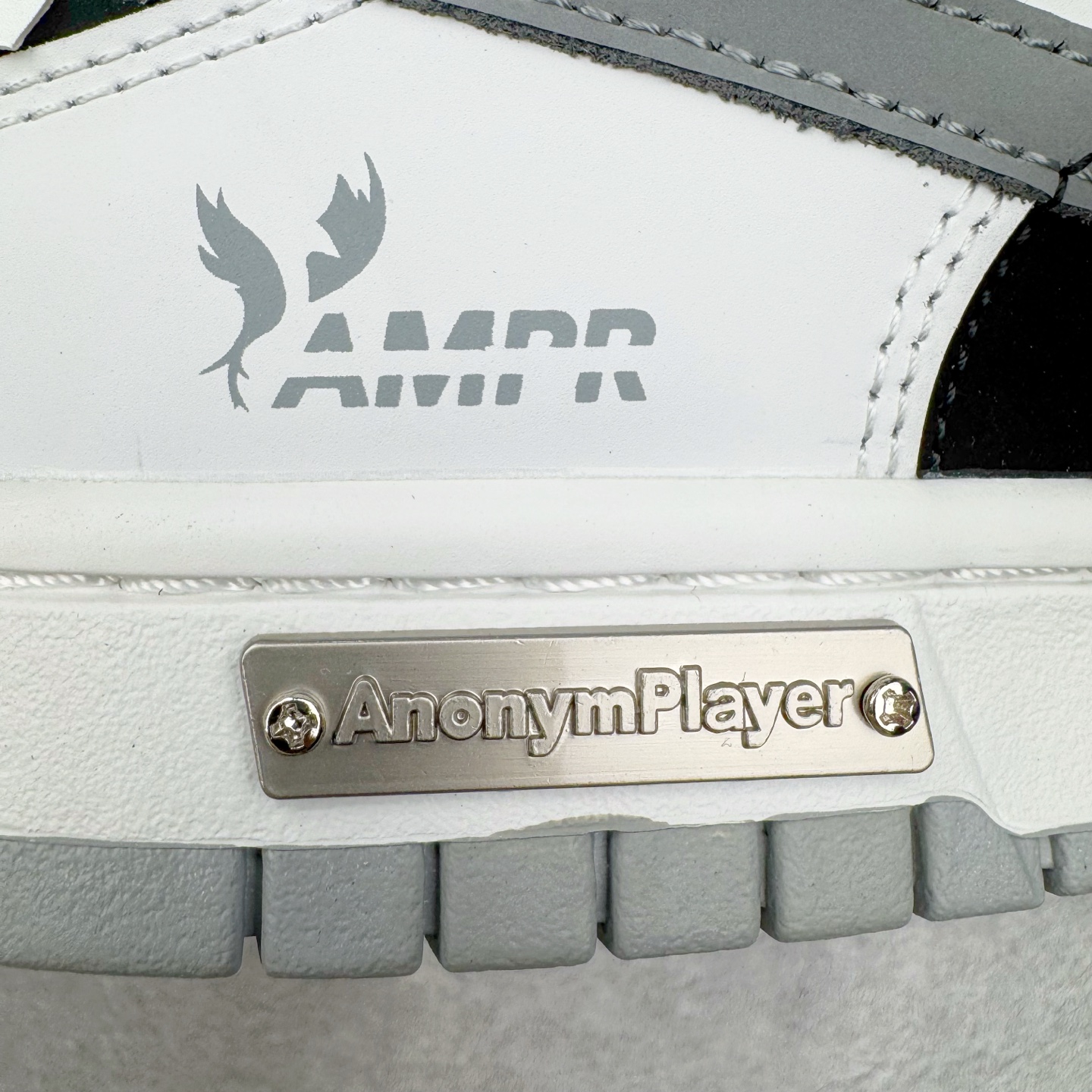 图片[16]-＃YC纯原 NK Dunk Low 墨之影 WB0518-091 此款以经典Dunk鞋型为模版，上演一场黑白灰的视觉艺术。白色主调极致清爽，易于搭配，深灰色Swoosh以破墨笔法勾勒出凌厉轨迹。侧翼飞翼Logo如印章压角，后跟「AMPR」代号低调烙印身份。黑白灰的层次随光影流动，高级感已在虚实浓淡间自成格局。定制系列天花板 无原鞋不开发 全系列得物原鞋一比一校对开发 配色持续更新中 终端对接 优势输出 全套原厂楦头原纸板数据档案倾力打造 原汁原味莞产 极致还原 圈内最强针车工艺 高端零售指定版 广东原厂配套原盒原标 鞋盒分三个尺码段 原厂冲刀 超高清洁度 全鞋零毛边皮料切割 采用原厂百宏鞋带以及原厂百宏织唛舌标 内标可供原厂几率过验 进口原装条纹中底布 四线拉帮白色点胶 原厂拉帮手法遵循公司 原厂电绣 极致还原 尺码：36 36.5 37.5 38 38.5 39 40 40.5 41 42 42.5 43 44 44.5 45 46-选品中心