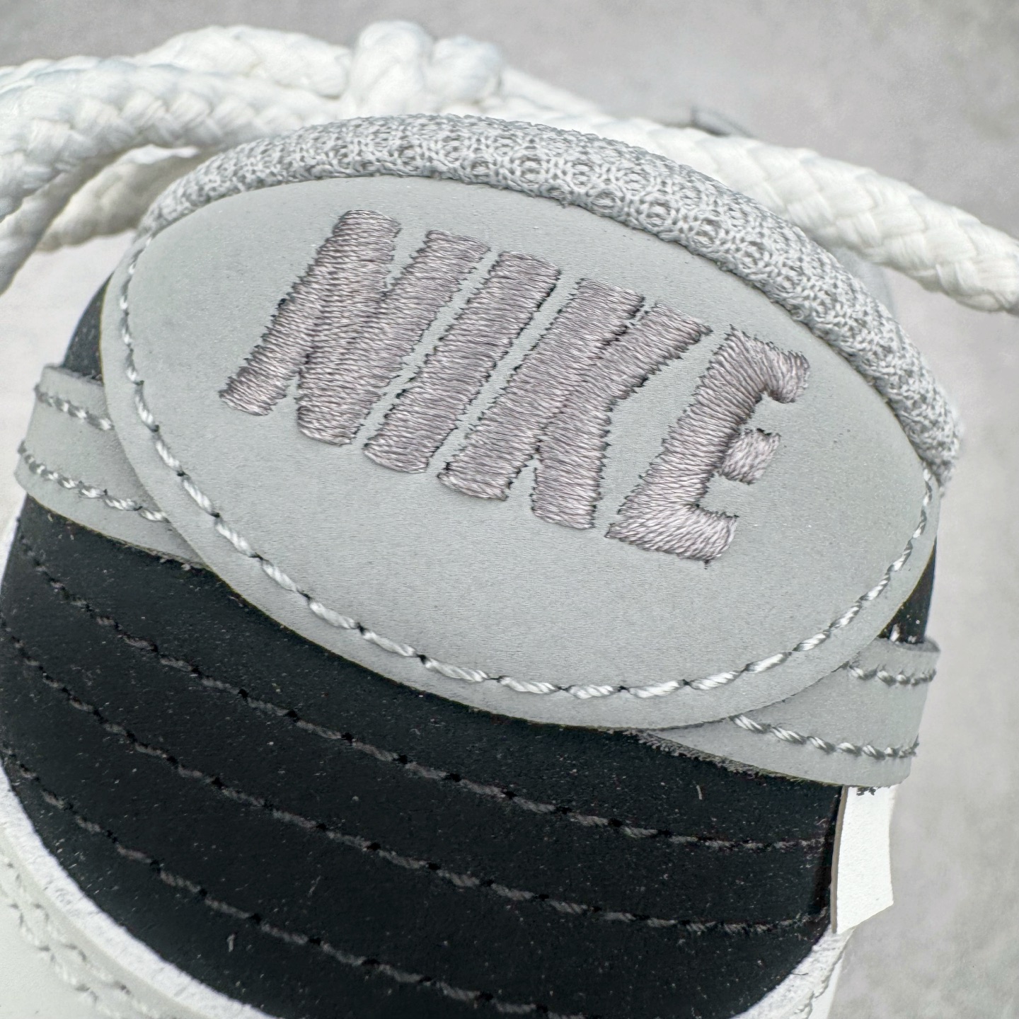 图片[14]-＃YC纯原 NK Dunk Low 墨之影 WB0518-091 此款以经典Dunk鞋型为模版，上演一场黑白灰的视觉艺术。白色主调极致清爽，易于搭配，深灰色Swoosh以破墨笔法勾勒出凌厉轨迹。侧翼飞翼Logo如印章压角，后跟「AMPR」代号低调烙印身份。黑白灰的层次随光影流动，高级感已在虚实浓淡间自成格局。定制系列天花板 无原鞋不开发 全系列得物原鞋一比一校对开发 配色持续更新中 终端对接 优势输出 全套原厂楦头原纸板数据档案倾力打造 原汁原味莞产 极致还原 圈内最强针车工艺 高端零售指定版 广东原厂配套原盒原标 鞋盒分三个尺码段 原厂冲刀 超高清洁度 全鞋零毛边皮料切割 采用原厂百宏鞋带以及原厂百宏织唛舌标 内标可供原厂几率过验 进口原装条纹中底布 四线拉帮白色点胶 原厂拉帮手法遵循公司 原厂电绣 极致还原 尺码：36 36.5 37.5 38 38.5 39 40 40.5 41 42 42.5 43 44 44.5 45 46-选品中心