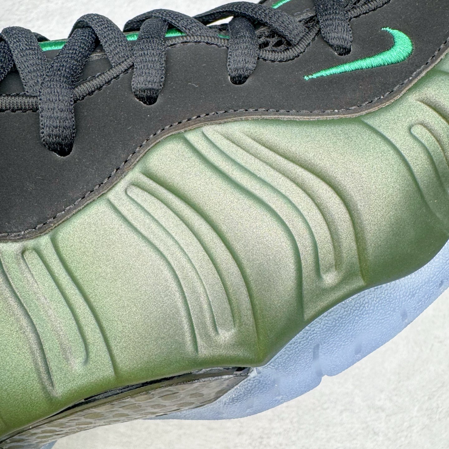 图片[18]-NK Air Foamposite One 松绿泡 HF0794-300 莞产原底面 公司渠道同模具 鞋型发泡360度无死角 双层Zoom气垫植入 中底完美注胶 搭载原厂碳纤维材质 诞生于1997年的NK Air Foamposite系列可以说是整个球鞋历史上最为经典的系列之一 也就是我们常说的“喷”和“泡” 其中“喷”由Foamposite One代言人Penny的英文音译而来 而“泡”则来源于另一款鞋型 Foamposite Pro中\\\”pro\\\”的音译 在诞生初期 由于高昂的造价以及超前的外形 Foamposite系列的反对者不在少数 甚至有人认为这款鞋会毁掉整个球鞋行业 但事实证明这双灵感来自于甲虫 自带“黑科技”鞋面以及双层Zoom+大块碳板的太空球鞋不仅受到了大众的接受与追捧 并且成功的影响了篮球鞋的发展 尺码：38.5 39 40 40.5 41 42 42.5 43 44 44.5 45 46-选品中心