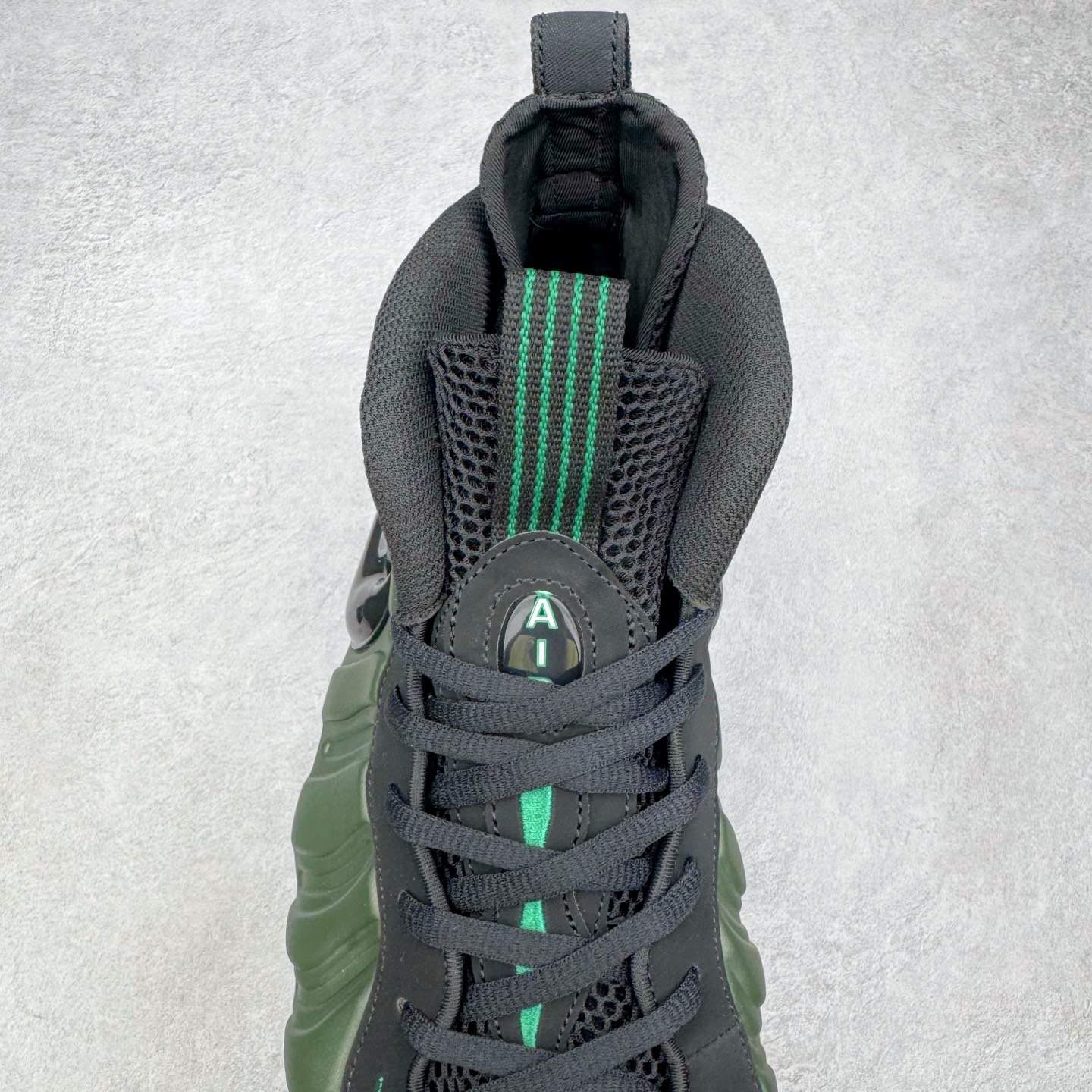 图片[5]-NK Air Foamposite One 松绿泡 HF0794-300 莞产原底面 公司渠道同模具 鞋型发泡360度无死角 双层Zoom气垫植入 中底完美注胶 搭载原厂碳纤维材质 诞生于1997年的NK Air Foamposite系列可以说是整个球鞋历史上最为经典的系列之一 也就是我们常说的“喷”和“泡” 其中“喷”由Foamposite One代言人Penny的英文音译而来 而“泡”则来源于另一款鞋型 Foamposite Pro中\\\”pro\\\”的音译 在诞生初期 由于高昂的造价以及超前的外形 Foamposite系列的反对者不在少数 甚至有人认为这款鞋会毁掉整个球鞋行业 但事实证明这双灵感来自于甲虫 自带“黑科技”鞋面以及双层Zoom+大块碳板的太空球鞋不仅受到了大众的接受与追捧 并且成功的影响了篮球鞋的发展 尺码：38.5 39 40 40.5 41 42 42.5 43 44 44.5 45 46-选品中心
