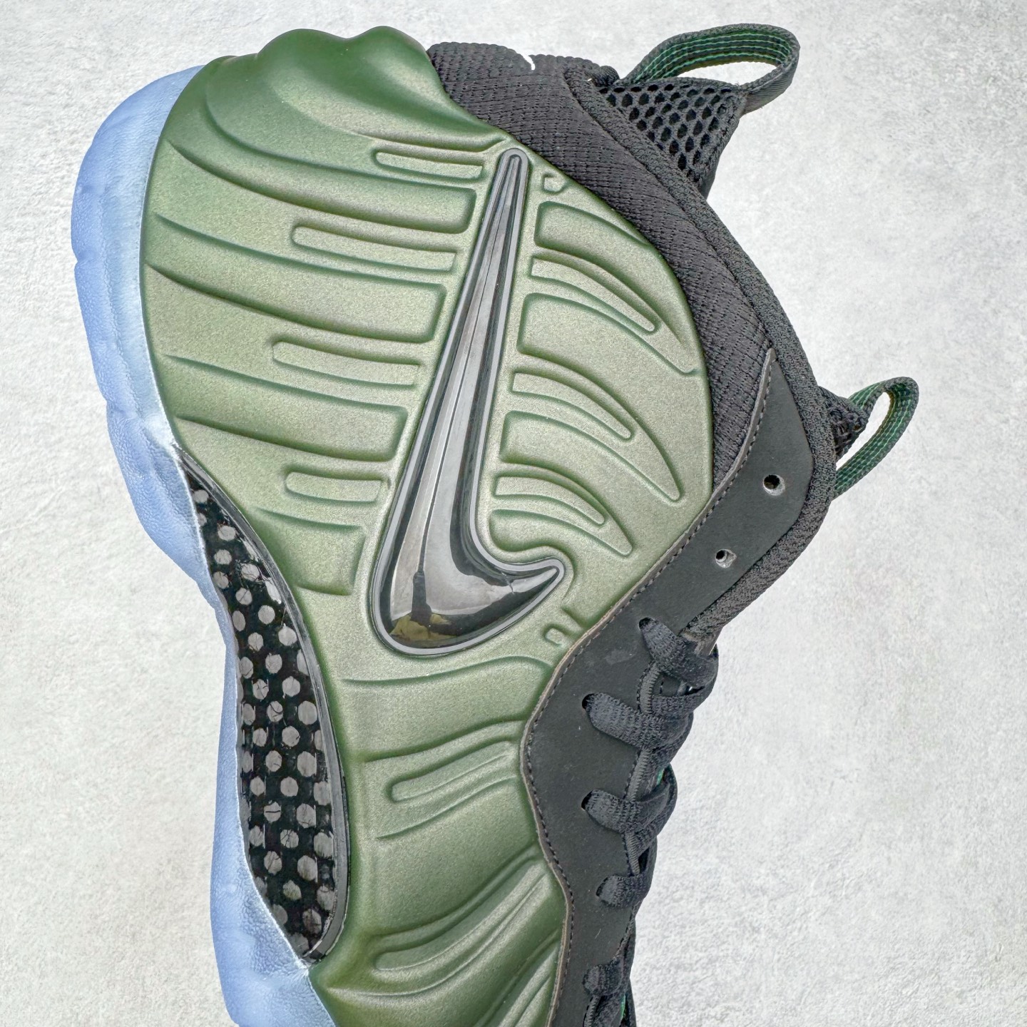 图片[6]-NK Air Foamposite One 松绿泡 HF0794-300 莞产原底面 公司渠道同模具 鞋型发泡360度无死角 双层Zoom气垫植入 中底完美注胶 搭载原厂碳纤维材质 诞生于1997年的NK Air Foamposite系列可以说是整个球鞋历史上最为经典的系列之一 也就是我们常说的“喷”和“泡” 其中“喷”由Foamposite One代言人Penny的英文音译而来 而“泡”则来源于另一款鞋型 Foamposite Pro中\\\”pro\\\”的音译 在诞生初期 由于高昂的造价以及超前的外形 Foamposite系列的反对者不在少数 甚至有人认为这款鞋会毁掉整个球鞋行业 但事实证明这双灵感来自于甲虫 自带“黑科技”鞋面以及双层Zoom+大块碳板的太空球鞋不仅受到了大众的接受与追捧 并且成功的影响了篮球鞋的发展 尺码：38.5 39 40 40.5 41 42 42.5 43 44 44.5 45 46-选品中心