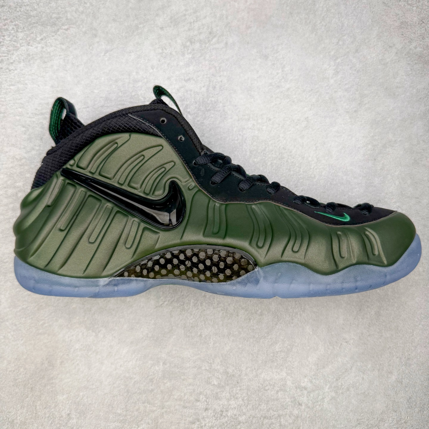 NK Air Foamposite One 松绿泡 HF0794-300 莞产原底面 公司渠道同模具 鞋型发泡360度无死角 双层Zoom气垫植入 中底完美注胶 搭载原厂碳纤维材质 诞生于1997年的NK Air Foamposite系列可以说是整个球鞋历史上最为经典的系列之一 也就是我们常说的“喷”和“泡” 其中“喷”由Foamposite One代言人Penny的英文音译而来 而“泡”则来源于另一款鞋型 Foamposite Pro中\\\