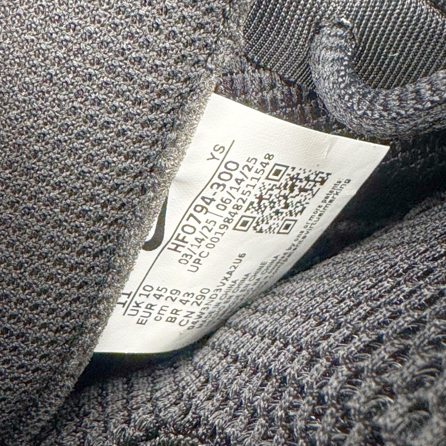 图片[12]-NK Air Foamposite One 松绿泡 HF0794-300 莞产原底面 公司渠道同模具 鞋型发泡360度无死角 双层Zoom气垫植入 中底完美注胶 搭载原厂碳纤维材质 诞生于1997年的NK Air Foamposite系列可以说是整个球鞋历史上最为经典的系列之一 也就是我们常说的“喷”和“泡” 其中“喷”由Foamposite One代言人Penny的英文音译而来 而“泡”则来源于另一款鞋型 Foamposite Pro中\\\”pro\\\”的音译 在诞生初期 由于高昂的造价以及超前的外形 Foamposite系列的反对者不在少数 甚至有人认为这款鞋会毁掉整个球鞋行业 但事实证明这双灵感来自于甲虫 自带“黑科技”鞋面以及双层Zoom+大块碳板的太空球鞋不仅受到了大众的接受与追捧 并且成功的影响了篮球鞋的发展 尺码：38.5 39 40 40.5 41 42 42.5 43 44 44.5 45 46-选品中心