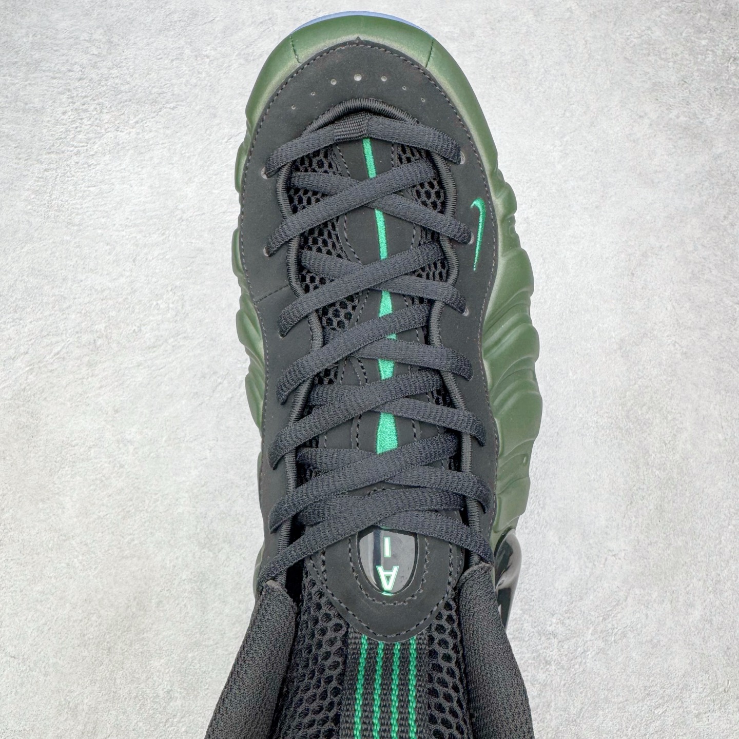 图片[4]-NK Air Foamposite One 松绿泡 HF0794-300 莞产原底面 公司渠道同模具 鞋型发泡360度无死角 双层Zoom气垫植入 中底完美注胶 搭载原厂碳纤维材质 诞生于1997年的NK Air Foamposite系列可以说是整个球鞋历史上最为经典的系列之一 也就是我们常说的“喷”和“泡” 其中“喷”由Foamposite One代言人Penny的英文音译而来 而“泡”则来源于另一款鞋型 Foamposite Pro中\\\”pro\\\”的音译 在诞生初期 由于高昂的造价以及超前的外形 Foamposite系列的反对者不在少数 甚至有人认为这款鞋会毁掉整个球鞋行业 但事实证明这双灵感来自于甲虫 自带“黑科技”鞋面以及双层Zoom+大块碳板的太空球鞋不仅受到了大众的接受与追捧 并且成功的影响了篮球鞋的发展 尺码：38.5 39 40 40.5 41 42 42.5 43 44 44.5 45 46-选品中心