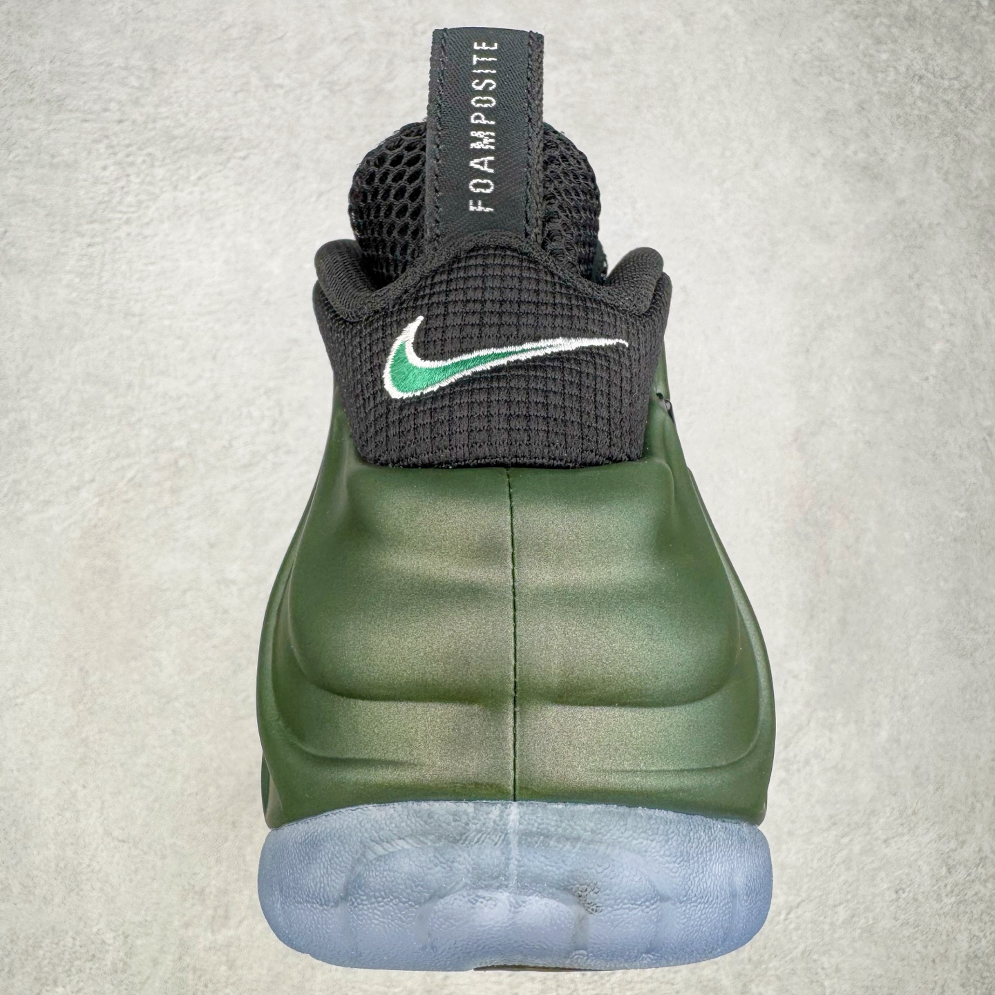 图片[8]-NK Air Foamposite One 松绿泡 HF0794-300 莞产原底面 公司渠道同模具 鞋型发泡360度无死角 双层Zoom气垫植入 中底完美注胶 搭载原厂碳纤维材质 诞生于1997年的NK Air Foamposite系列可以说是整个球鞋历史上最为经典的系列之一 也就是我们常说的“喷”和“泡” 其中“喷”由Foamposite One代言人Penny的英文音译而来 而“泡”则来源于另一款鞋型 Foamposite Pro中\\\”pro\\\”的音译 在诞生初期 由于高昂的造价以及超前的外形 Foamposite系列的反对者不在少数 甚至有人认为这款鞋会毁掉整个球鞋行业 但事实证明这双灵感来自于甲虫 自带“黑科技”鞋面以及双层Zoom+大块碳板的太空球鞋不仅受到了大众的接受与追捧 并且成功的影响了篮球鞋的发展 尺码：38.5 39 40 40.5 41 42 42.5 43 44 44.5 45 46-选品中心
