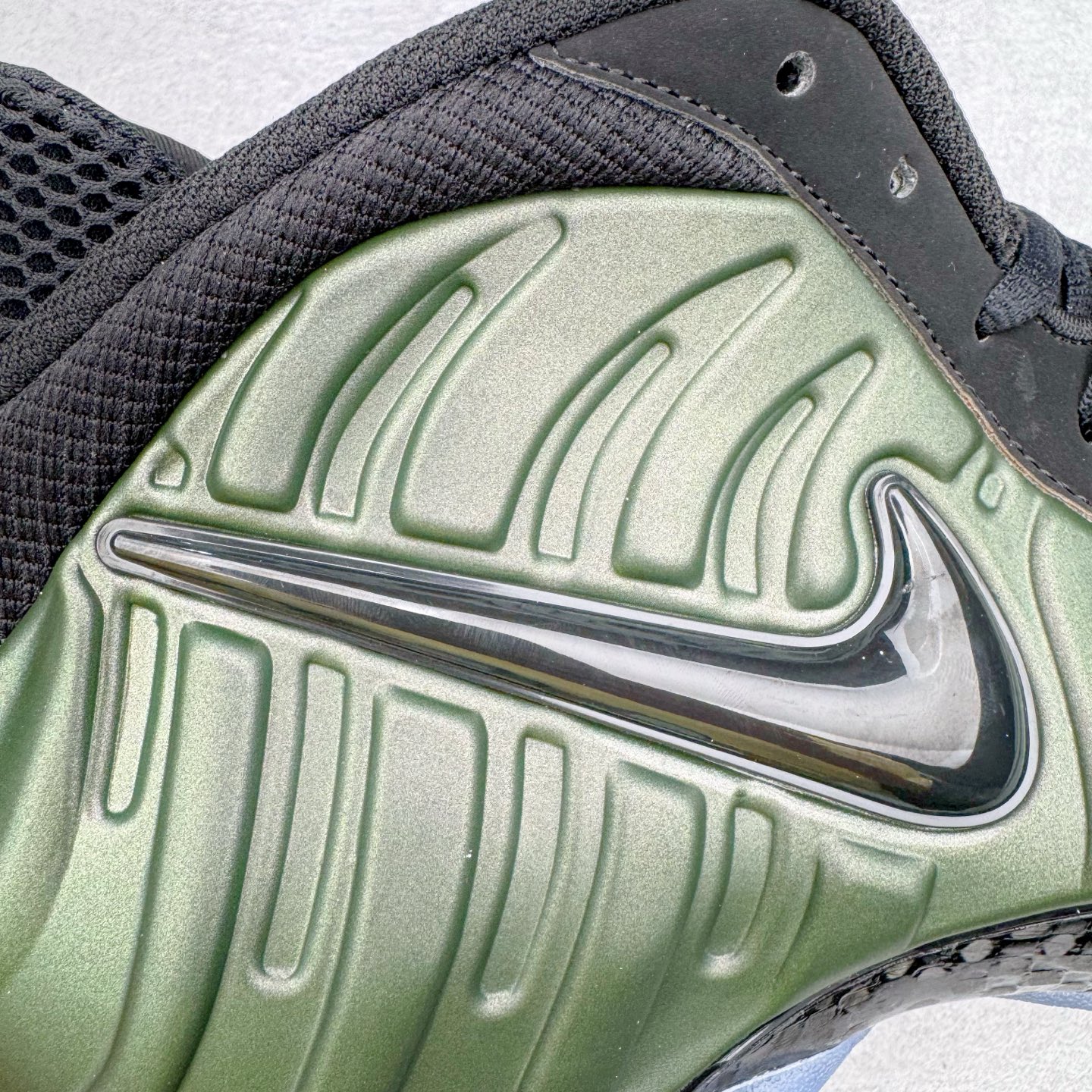 图片[15]-NK Air Foamposite One 松绿泡 HF0794-300 莞产原底面 公司渠道同模具 鞋型发泡360度无死角 双层Zoom气垫植入 中底完美注胶 搭载原厂碳纤维材质 诞生于1997年的NK Air Foamposite系列可以说是整个球鞋历史上最为经典的系列之一 也就是我们常说的“喷”和“泡” 其中“喷”由Foamposite One代言人Penny的英文音译而来 而“泡”则来源于另一款鞋型 Foamposite Pro中\\\”pro\\\”的音译 在诞生初期 由于高昂的造价以及超前的外形 Foamposite系列的反对者不在少数 甚至有人认为这款鞋会毁掉整个球鞋行业 但事实证明这双灵感来自于甲虫 自带“黑科技”鞋面以及双层Zoom+大块碳板的太空球鞋不仅受到了大众的接受与追捧 并且成功的影响了篮球鞋的发展 尺码：38.5 39 40 40.5 41 42 42.5 43 44 44.5 45 46-选品中心