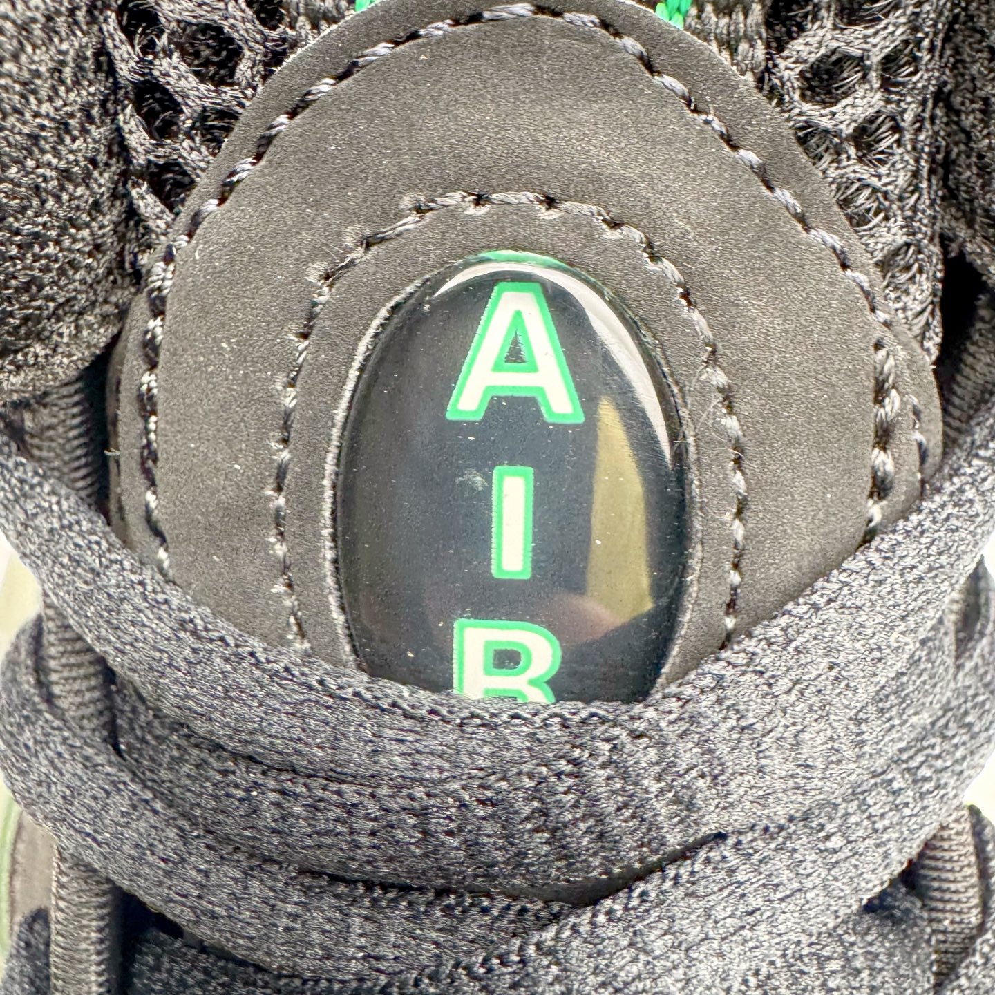 图片[20]-NK Air Foamposite One 松绿泡 HF0794-300 莞产原底面 公司渠道同模具 鞋型发泡360度无死角 双层Zoom气垫植入 中底完美注胶 搭载原厂碳纤维材质 诞生于1997年的NK Air Foamposite系列可以说是整个球鞋历史上最为经典的系列之一 也就是我们常说的“喷”和“泡” 其中“喷”由Foamposite One代言人Penny的英文音译而来 而“泡”则来源于另一款鞋型 Foamposite Pro中\\\”pro\\\”的音译 在诞生初期 由于高昂的造价以及超前的外形 Foamposite系列的反对者不在少数 甚至有人认为这款鞋会毁掉整个球鞋行业 但事实证明这双灵感来自于甲虫 自带“黑科技”鞋面以及双层Zoom+大块碳板的太空球鞋不仅受到了大众的接受与追捧 并且成功的影响了篮球鞋的发展 尺码：38.5 39 40 40.5 41 42 42.5 43 44 44.5 45 46-选品中心