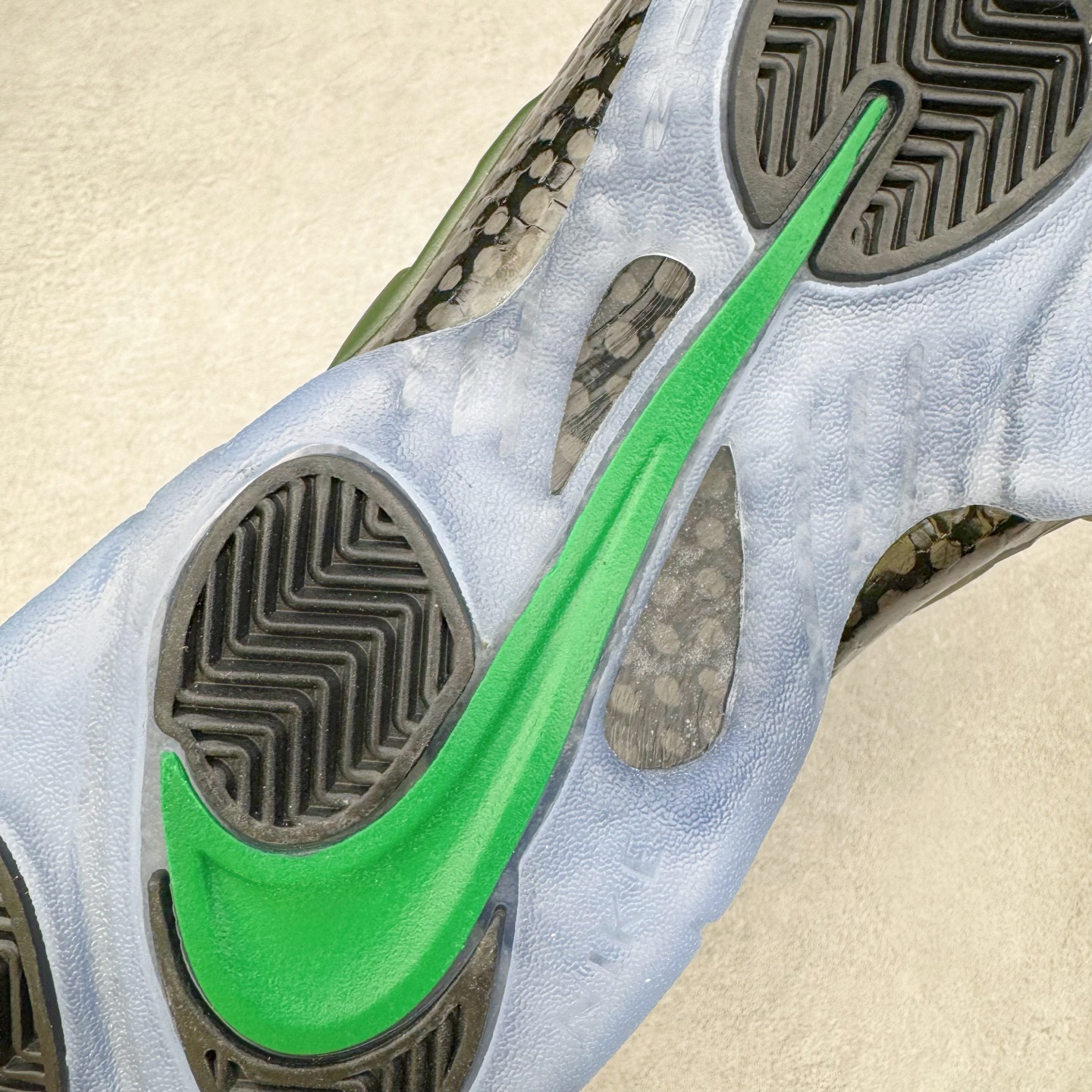 图片[10]-NK Air Foamposite One 松绿泡 HF0794-300 莞产原底面 公司渠道同模具 鞋型发泡360度无死角 双层Zoom气垫植入 中底完美注胶 搭载原厂碳纤维材质 诞生于1997年的NK Air Foamposite系列可以说是整个球鞋历史上最为经典的系列之一 也就是我们常说的“喷”和“泡” 其中“喷”由Foamposite One代言人Penny的英文音译而来 而“泡”则来源于另一款鞋型 Foamposite Pro中\\\”pro\\\”的音译 在诞生初期 由于高昂的造价以及超前的外形 Foamposite系列的反对者不在少数 甚至有人认为这款鞋会毁掉整个球鞋行业 但事实证明这双灵感来自于甲虫 自带“黑科技”鞋面以及双层Zoom+大块碳板的太空球鞋不仅受到了大众的接受与追捧 并且成功的影响了篮球鞋的发展 尺码：38.5 39 40 40.5 41 42 42.5 43 44 44.5 45 46-选品中心