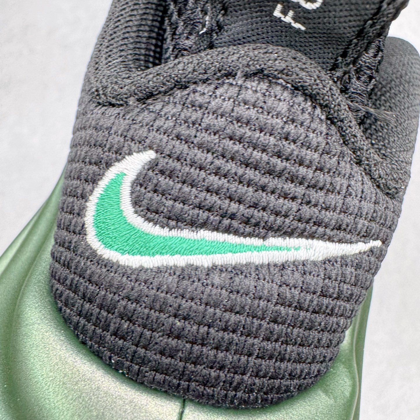 图片[14]-NK Air Foamposite One 松绿泡 HF0794-300 莞产原底面 公司渠道同模具 鞋型发泡360度无死角 双层Zoom气垫植入 中底完美注胶 搭载原厂碳纤维材质 诞生于1997年的NK Air Foamposite系列可以说是整个球鞋历史上最为经典的系列之一 也就是我们常说的“喷”和“泡” 其中“喷”由Foamposite One代言人Penny的英文音译而来 而“泡”则来源于另一款鞋型 Foamposite Pro中\\\”pro\\\”的音译 在诞生初期 由于高昂的造价以及超前的外形 Foamposite系列的反对者不在少数 甚至有人认为这款鞋会毁掉整个球鞋行业 但事实证明这双灵感来自于甲虫 自带“黑科技”鞋面以及双层Zoom+大块碳板的太空球鞋不仅受到了大众的接受与追捧 并且成功的影响了篮球鞋的发展 尺码：38.5 39 40 40.5 41 42 42.5 43 44 44.5 45 46-选品中心