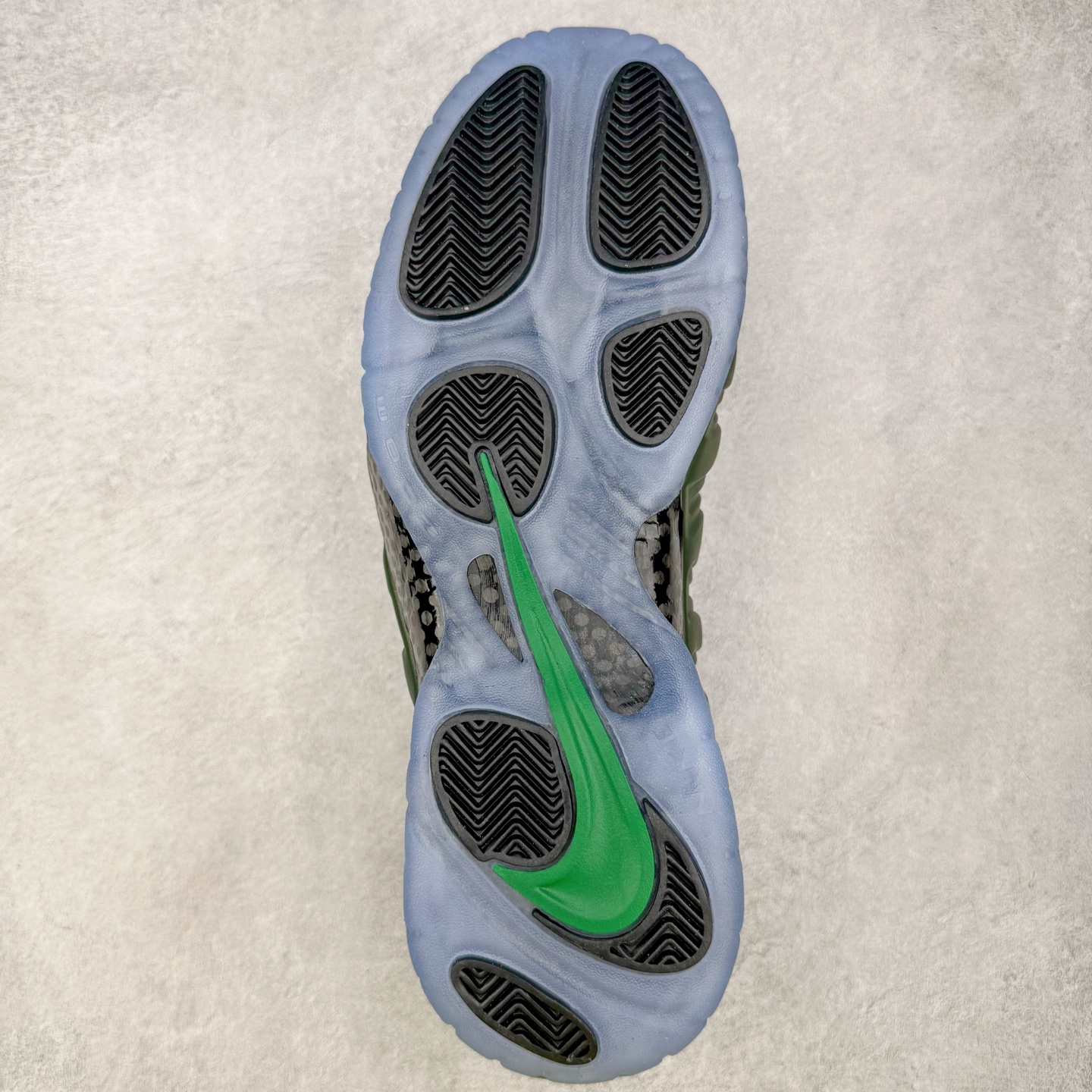 图片[9]-NK Air Foamposite One 松绿泡 HF0794-300 莞产原底面 公司渠道同模具 鞋型发泡360度无死角 双层Zoom气垫植入 中底完美注胶 搭载原厂碳纤维材质 诞生于1997年的NK Air Foamposite系列可以说是整个球鞋历史上最为经典的系列之一 也就是我们常说的“喷”和“泡” 其中“喷”由Foamposite One代言人Penny的英文音译而来 而“泡”则来源于另一款鞋型 Foamposite Pro中\\\”pro\\\”的音译 在诞生初期 由于高昂的造价以及超前的外形 Foamposite系列的反对者不在少数 甚至有人认为这款鞋会毁掉整个球鞋行业 但事实证明这双灵感来自于甲虫 自带“黑科技”鞋面以及双层Zoom+大块碳板的太空球鞋不仅受到了大众的接受与追捧 并且成功的影响了篮球鞋的发展 尺码：38.5 39 40 40.5 41 42 42.5 43 44 44.5 45 46-选品中心