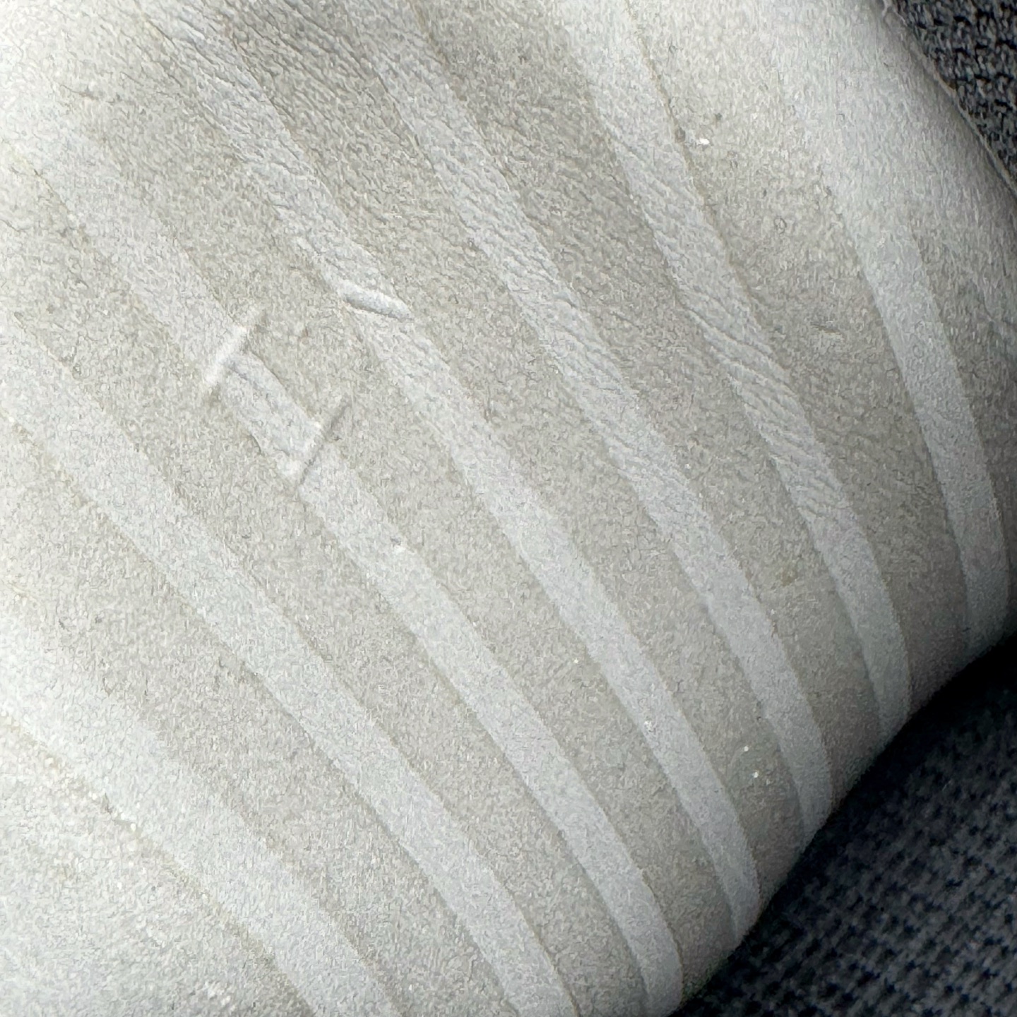 图片[11]-NK Air Foamposite One 松绿泡 HF0794-300 莞产原底面 公司渠道同模具 鞋型发泡360度无死角 双层Zoom气垫植入 中底完美注胶 搭载原厂碳纤维材质 诞生于1997年的NK Air Foamposite系列可以说是整个球鞋历史上最为经典的系列之一 也就是我们常说的“喷”和“泡” 其中“喷”由Foamposite One代言人Penny的英文音译而来 而“泡”则来源于另一款鞋型 Foamposite Pro中\\\”pro\\\”的音译 在诞生初期 由于高昂的造价以及超前的外形 Foamposite系列的反对者不在少数 甚至有人认为这款鞋会毁掉整个球鞋行业 但事实证明这双灵感来自于甲虫 自带“黑科技”鞋面以及双层Zoom+大块碳板的太空球鞋不仅受到了大众的接受与追捧 并且成功的影响了篮球鞋的发展 尺码：38.5 39 40 40.5 41 42 42.5 43 44 44.5 45 46-选品中心