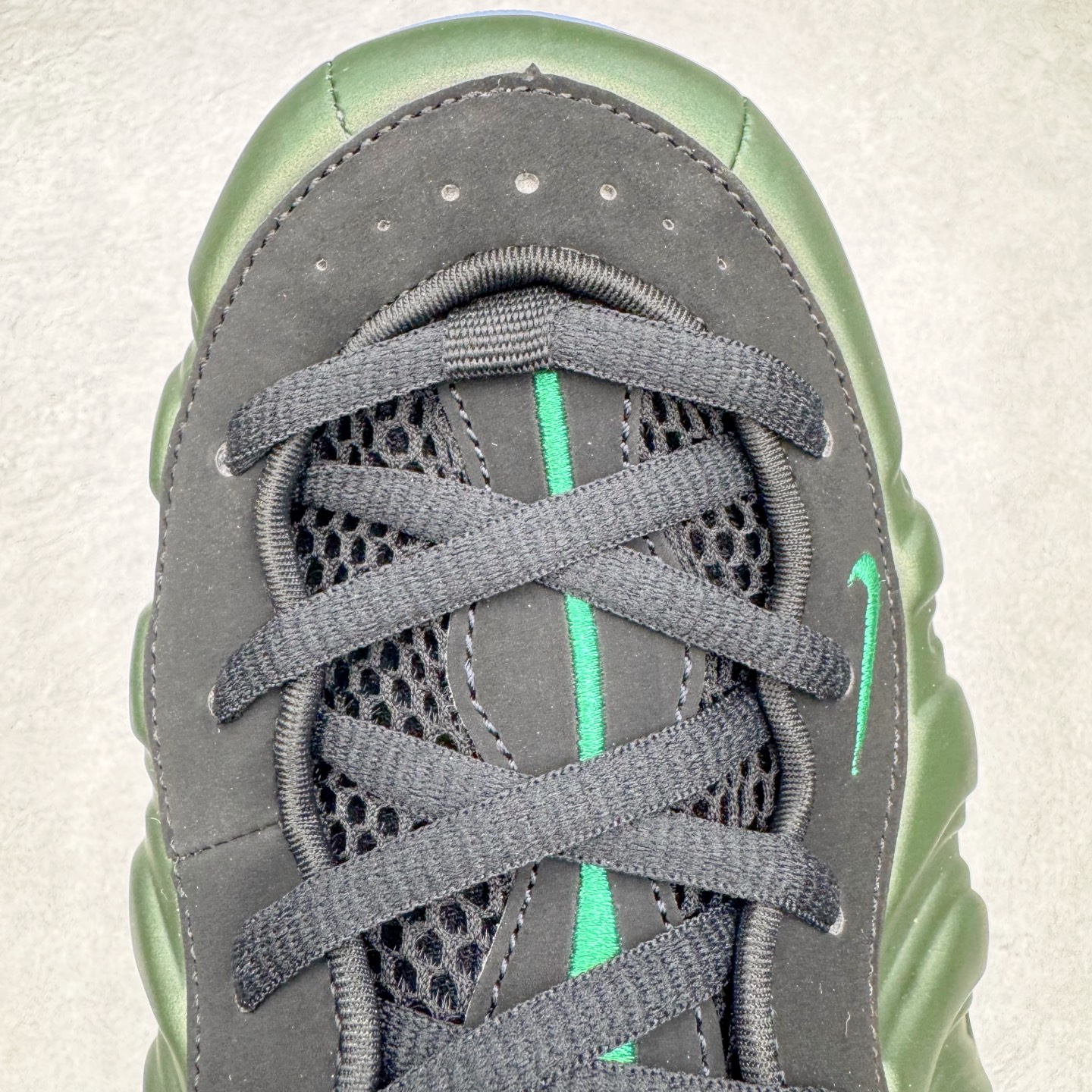 图片[19]-NK Air Foamposite One 松绿泡 HF0794-300 莞产原底面 公司渠道同模具 鞋型发泡360度无死角 双层Zoom气垫植入 中底完美注胶 搭载原厂碳纤维材质 诞生于1997年的NK Air Foamposite系列可以说是整个球鞋历史上最为经典的系列之一 也就是我们常说的“喷”和“泡” 其中“喷”由Foamposite One代言人Penny的英文音译而来 而“泡”则来源于另一款鞋型 Foamposite Pro中\\\”pro\\\”的音译 在诞生初期 由于高昂的造价以及超前的外形 Foamposite系列的反对者不在少数 甚至有人认为这款鞋会毁掉整个球鞋行业 但事实证明这双灵感来自于甲虫 自带“黑科技”鞋面以及双层Zoom+大块碳板的太空球鞋不仅受到了大众的接受与追捧 并且成功的影响了篮球鞋的发展 尺码：38.5 39 40 40.5 41 42 42.5 43 44 44.5 45 46-选品中心