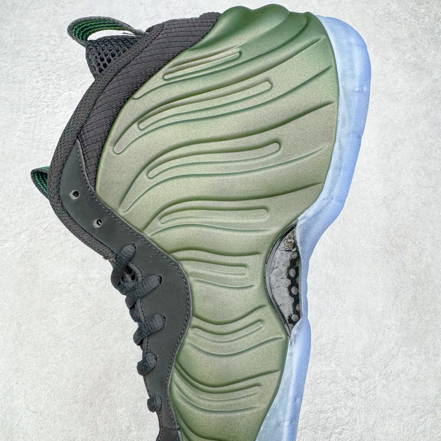 图片[7]-NK Air Foamposite One 松绿泡 HF0794-300 莞产原底面 公司渠道同模具 鞋型发泡360度无死角 双层Zoom气垫植入 中底完美注胶 搭载原厂碳纤维材质 诞生于1997年的NK Air Foamposite系列可以说是整个球鞋历史上最为经典的系列之一 也就是我们常说的“喷”和“泡” 其中“喷”由Foamposite One代言人Penny的英文音译而来 而“泡”则来源于另一款鞋型 Foamposite Pro中\\\”pro\\\”的音译 在诞生初期 由于高昂的造价以及超前的外形 Foamposite系列的反对者不在少数 甚至有人认为这款鞋会毁掉整个球鞋行业 但事实证明这双灵感来自于甲虫 自带“黑科技”鞋面以及双层Zoom+大块碳板的太空球鞋不仅受到了大众的接受与追捧 并且成功的影响了篮球鞋的发展 尺码：38.5 39 40 40.5 41 42 42.5 43 44 44.5 45 46-选品中心