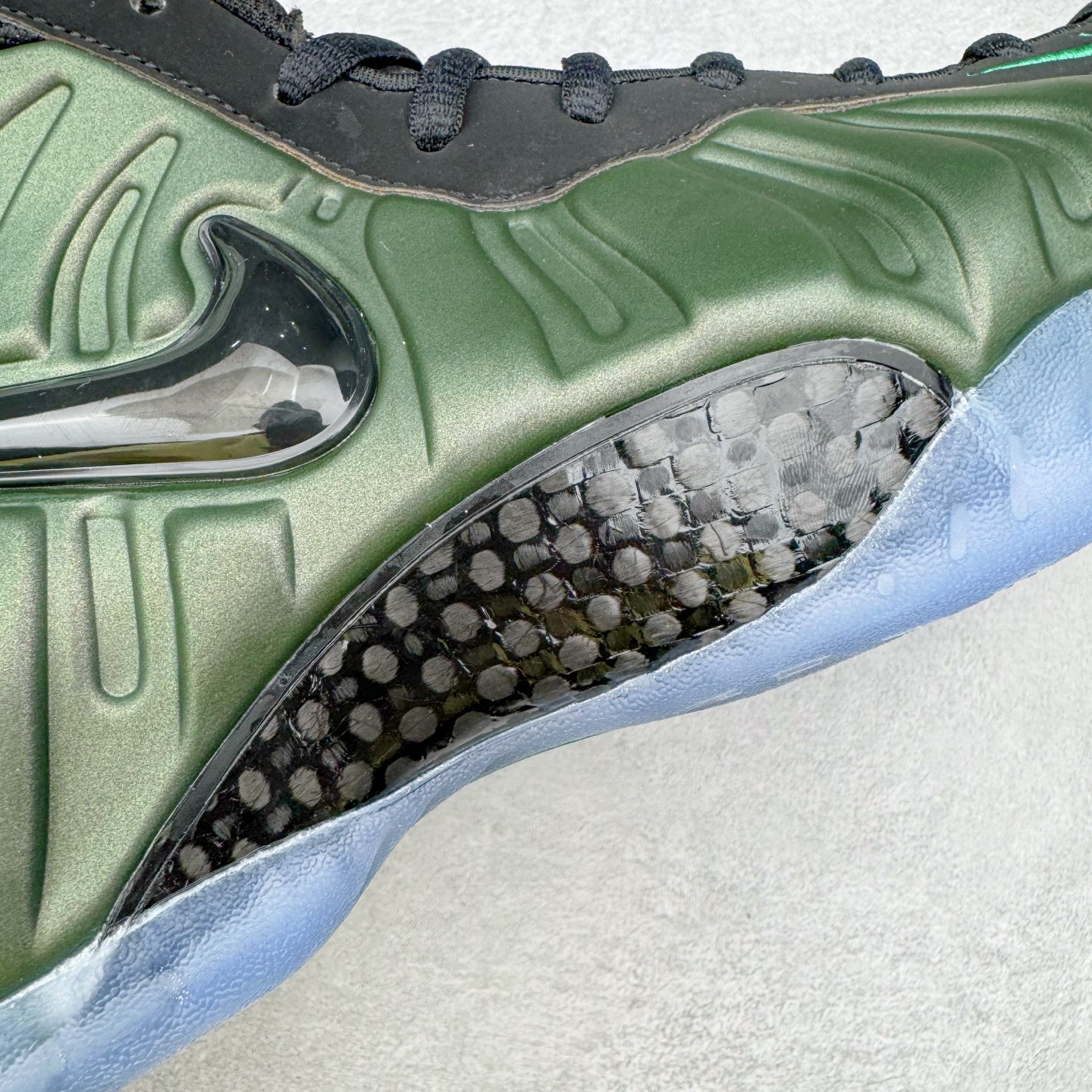 图片[16]-NK Air Foamposite One 松绿泡 HF0794-300 莞产原底面 公司渠道同模具 鞋型发泡360度无死角 双层Zoom气垫植入 中底完美注胶 搭载原厂碳纤维材质 诞生于1997年的NK Air Foamposite系列可以说是整个球鞋历史上最为经典的系列之一 也就是我们常说的“喷”和“泡” 其中“喷”由Foamposite One代言人Penny的英文音译而来 而“泡”则来源于另一款鞋型 Foamposite Pro中\\\”pro\\\”的音译 在诞生初期 由于高昂的造价以及超前的外形 Foamposite系列的反对者不在少数 甚至有人认为这款鞋会毁掉整个球鞋行业 但事实证明这双灵感来自于甲虫 自带“黑科技”鞋面以及双层Zoom+大块碳板的太空球鞋不仅受到了大众的接受与追捧 并且成功的影响了篮球鞋的发展 尺码：38.5 39 40 40.5 41 42 42.5 43 44 44.5 45 46-选品中心