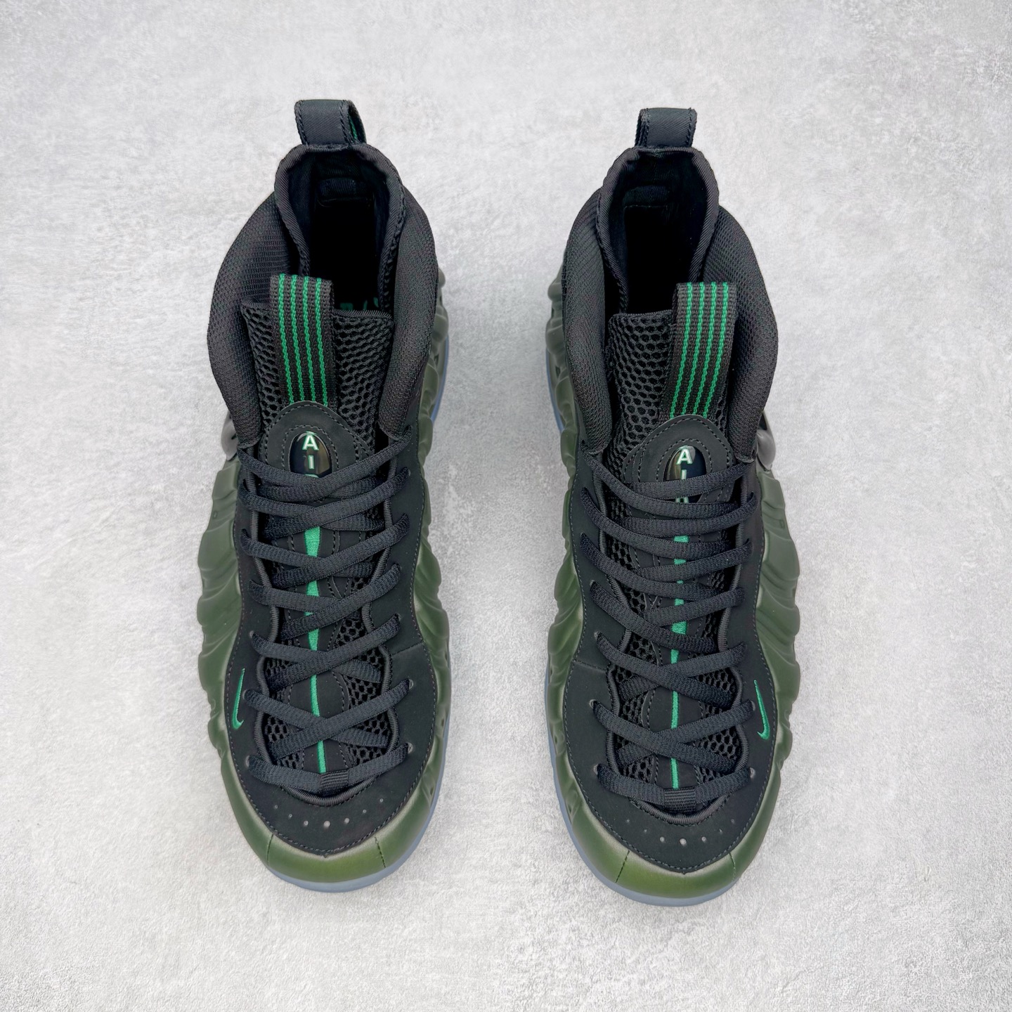 图片[2]-NK Air Foamposite One 松绿泡 HF0794-300 莞产原底面 公司渠道同模具 鞋型发泡360度无死角 双层Zoom气垫植入 中底完美注胶 搭载原厂碳纤维材质 诞生于1997年的NK Air Foamposite系列可以说是整个球鞋历史上最为经典的系列之一 也就是我们常说的“喷”和“泡” 其中“喷”由Foamposite One代言人Penny的英文音译而来 而“泡”则来源于另一款鞋型 Foamposite Pro中\\\”pro\\\”的音译 在诞生初期 由于高昂的造价以及超前的外形 Foamposite系列的反对者不在少数 甚至有人认为这款鞋会毁掉整个球鞋行业 但事实证明这双灵感来自于甲虫 自带“黑科技”鞋面以及双层Zoom+大块碳板的太空球鞋不仅受到了大众的接受与追捧 并且成功的影响了篮球鞋的发展 尺码：38.5 39 40 40.5 41 42 42.5 43 44 44.5 45 46-选品中心