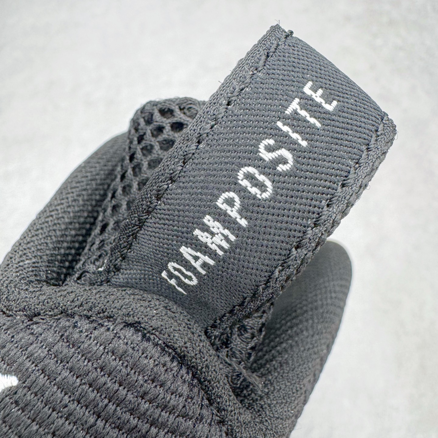 图片[13]-NK Air Foamposite One 松绿泡 HF0794-300 莞产原底面 公司渠道同模具 鞋型发泡360度无死角 双层Zoom气垫植入 中底完美注胶 搭载原厂碳纤维材质 诞生于1997年的NK Air Foamposite系列可以说是整个球鞋历史上最为经典的系列之一 也就是我们常说的“喷”和“泡” 其中“喷”由Foamposite One代言人Penny的英文音译而来 而“泡”则来源于另一款鞋型 Foamposite Pro中\\\”pro\\\”的音译 在诞生初期 由于高昂的造价以及超前的外形 Foamposite系列的反对者不在少数 甚至有人认为这款鞋会毁掉整个球鞋行业 但事实证明这双灵感来自于甲虫 自带“黑科技”鞋面以及双层Zoom+大块碳板的太空球鞋不仅受到了大众的接受与追捧 并且成功的影响了篮球鞋的发展 尺码：38.5 39 40 40.5 41 42 42.5 43 44 44.5 45 46-选品中心