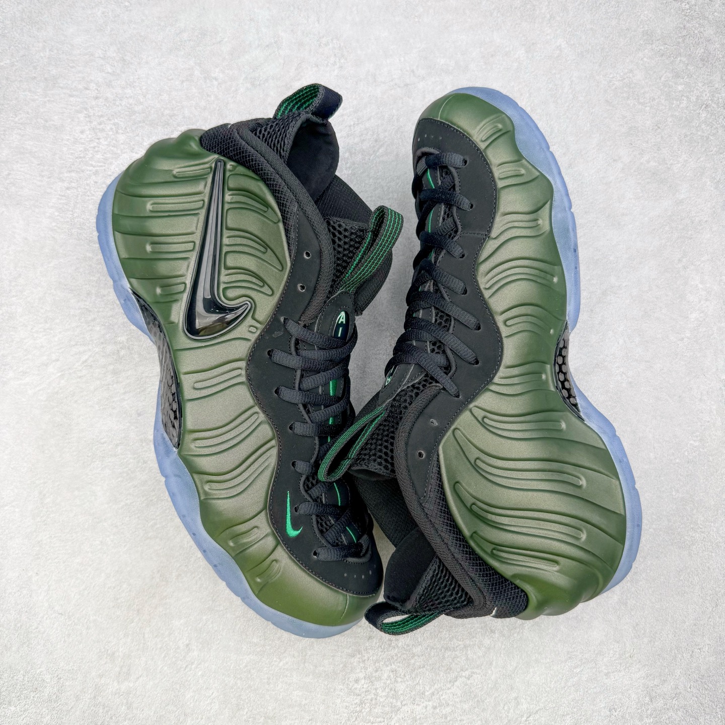 图片[3]-NK Air Foamposite One 松绿泡 HF0794-300 莞产原底面 公司渠道同模具 鞋型发泡360度无死角 双层Zoom气垫植入 中底完美注胶 搭载原厂碳纤维材质 诞生于1997年的NK Air Foamposite系列可以说是整个球鞋历史上最为经典的系列之一 也就是我们常说的“喷”和“泡” 其中“喷”由Foamposite One代言人Penny的英文音译而来 而“泡”则来源于另一款鞋型 Foamposite Pro中\\\”pro\\\”的音译 在诞生初期 由于高昂的造价以及超前的外形 Foamposite系列的反对者不在少数 甚至有人认为这款鞋会毁掉整个球鞋行业 但事实证明这双灵感来自于甲虫 自带“黑科技”鞋面以及双层Zoom+大块碳板的太空球鞋不仅受到了大众的接受与追捧 并且成功的影响了篮球鞋的发展 尺码：38.5 39 40 40.5 41 42 42.5 43 44 44.5 45 46-选品中心