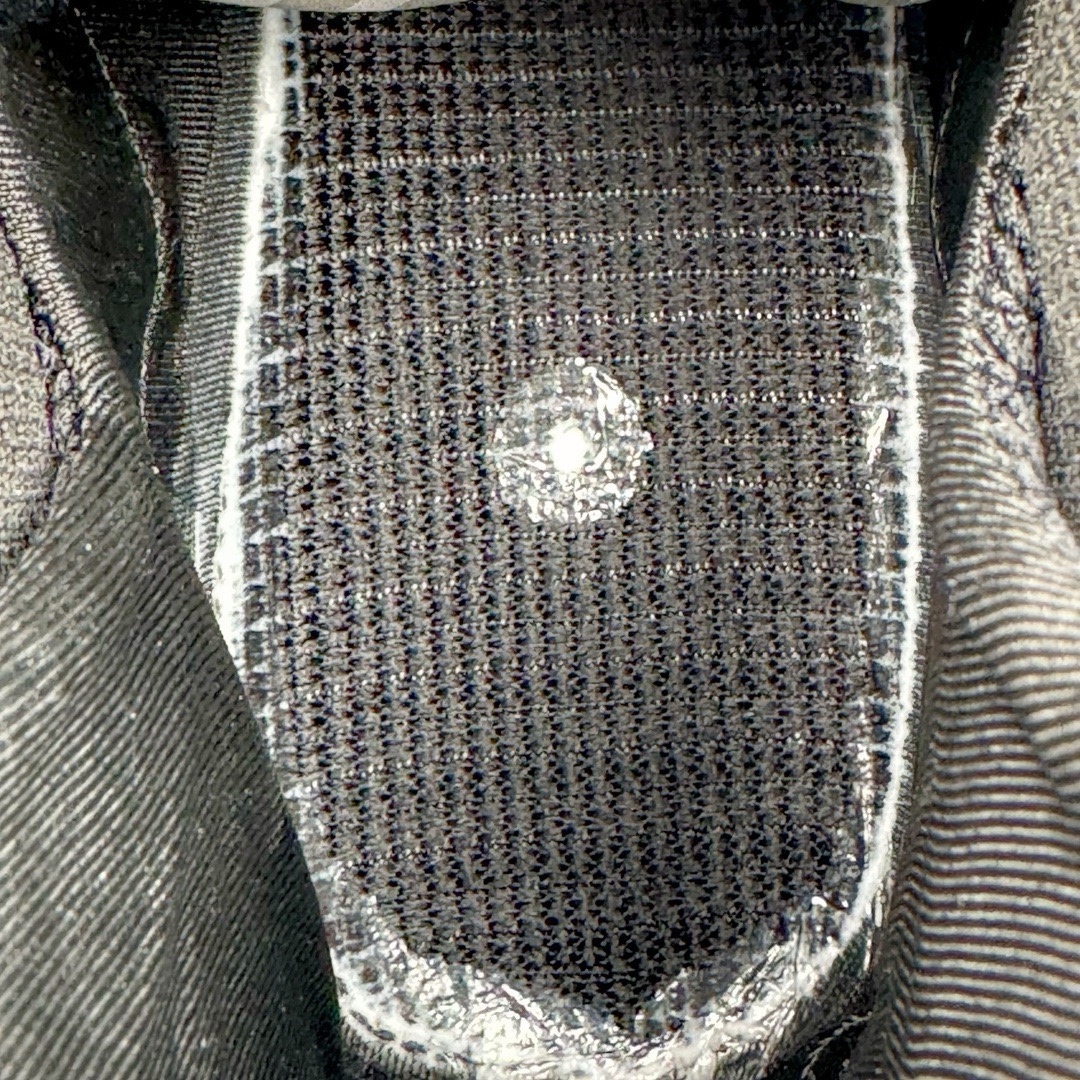 图片[22]-NK Air Foamposite One 松绿泡 HF0794-300 莞产原底面 公司渠道同模具 鞋型发泡360度无死角 双层Zoom气垫植入 中底完美注胶 搭载原厂碳纤维材质 诞生于1997年的NK Air Foamposite系列可以说是整个球鞋历史上最为经典的系列之一 也就是我们常说的“喷”和“泡” 其中“喷”由Foamposite One代言人Penny的英文音译而来 而“泡”则来源于另一款鞋型 Foamposite Pro中\\\”pro\\\”的音译 在诞生初期 由于高昂的造价以及超前的外形 Foamposite系列的反对者不在少数 甚至有人认为这款鞋会毁掉整个球鞋行业 但事实证明这双灵感来自于甲虫 自带“黑科技”鞋面以及双层Zoom+大块碳板的太空球鞋不仅受到了大众的接受与追捧 并且成功的影响了篮球鞋的发展 尺码：38.5 39 40 40.5 41 42 42.5 43 44 44.5 45 46-选品中心