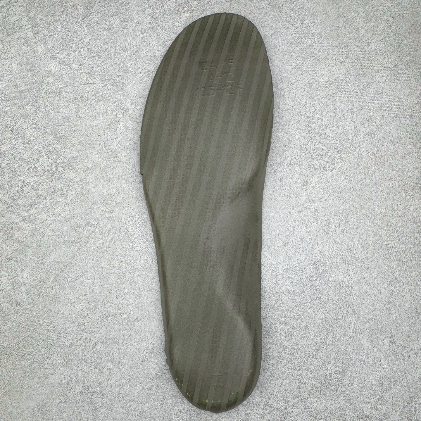 图片[21]-NK Air Foamposite One 松绿泡 HF0794-300 莞产原底面 公司渠道同模具 鞋型发泡360度无死角 双层Zoom气垫植入 中底完美注胶 搭载原厂碳纤维材质 诞生于1997年的NK Air Foamposite系列可以说是整个球鞋历史上最为经典的系列之一 也就是我们常说的“喷”和“泡” 其中“喷”由Foamposite One代言人Penny的英文音译而来 而“泡”则来源于另一款鞋型 Foamposite Pro中\\\”pro\\\”的音译 在诞生初期 由于高昂的造价以及超前的外形 Foamposite系列的反对者不在少数 甚至有人认为这款鞋会毁掉整个球鞋行业 但事实证明这双灵感来自于甲虫 自带“黑科技”鞋面以及双层Zoom+大块碳板的太空球鞋不仅受到了大众的接受与追捧 并且成功的影响了篮球鞋的发展 尺码：38.5 39 40 40.5 41 42 42.5 43 44 44.5 45 46-选品中心