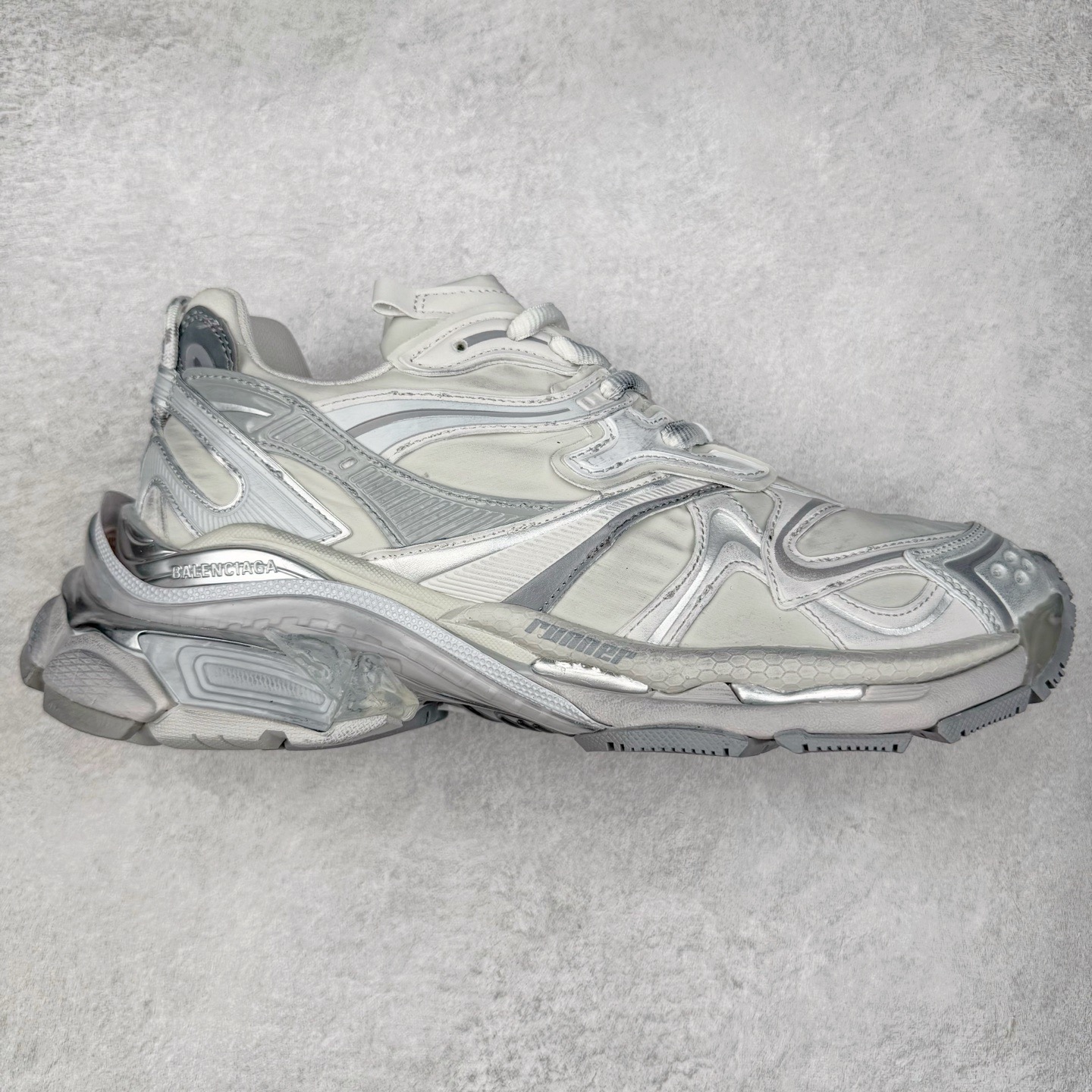 图片[8]-＃VG零售版 BALENCIAGA Runner Sneaker 巴黎世家七代慢跑系列低帮复古野跑潮流运动鞋老爹鞋 尼龙和网布材质 磨损效果 鞋头边缘印有尺码 背面浮印尺码 外侧印有跑者徽标 鞋舌刺绣 Balenciaga 品牌标识 鞋跟背面 Balenciaga品牌标识 材质采用65%聚氨酯、35%聚酯纤维 全新 Runner 鞋型轮廓借鉴于 2000 年初的复古线条 搭载大网眼面料制成鞋面基础，由粉色、白色尼龍与橡胶质地覆盖鞋面诠释线条感 当中透过几道手缝线与折损痕更是精准的掌握历经时间淬炼的破旧痕迹 延续其手法至鞋领、鞋跟、鞋带、中底等部分均饰有破损及脏污之貌 尤其是鞋领处与鞋带孔眼条更是采用不规则做旧技术将内容物泡棉随机露出 尺码：35 36 37 38 39 40 41 42 43 44 45 46-选品中心