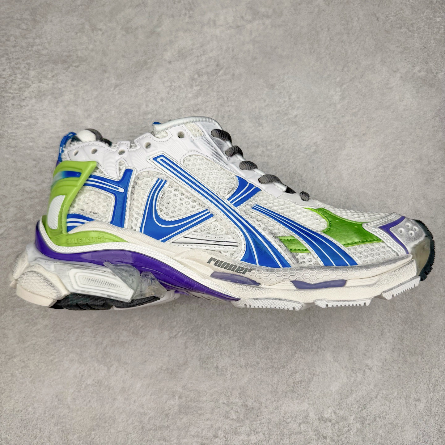 图片[7]-＃VG零售版 BALENCIAGA Runner Sneaker 巴黎世家七代慢跑系列低帮复古野跑潮流运动鞋老爹鞋 尼龙和网布材质 磨损效果 鞋头边缘印有尺码 背面浮印尺码 外侧印有跑者徽标 鞋舌刺绣 Balenciaga 品牌标识 鞋跟背面 Balenciaga品牌标识 材质采用65%聚氨酯、35%聚酯纤维 全新 Runner 鞋型轮廓借鉴于 2000 年初的复古线条 搭载大网眼面料制成鞋面基础，由粉色、白色尼龍与橡胶质地覆盖鞋面诠释线条感 当中透过几道手缝线与折损痕更是精准的掌握历经时间淬炼的破旧痕迹 延续其手法至鞋领、鞋跟、鞋带、中底等部分均饰有破损及脏污之貌 尤其是鞋领处与鞋带孔眼条更是采用不规则做旧技术将内容物泡棉随机露出 尺码：35 36 37 38 39 40 41 42 43 44 45 46-选品中心