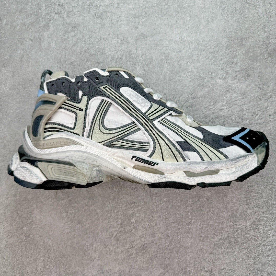 图片[9]-＃VG零售版 BALENCIAGA Runner Sneaker 巴黎世家七代慢跑系列低帮复古野跑潮流运动鞋老爹鞋 尼龙和网布材质 磨损效果 鞋头边缘印有尺码 背面浮印尺码 外侧印有跑者徽标 鞋舌刺绣 Balenciaga 品牌标识 鞋跟背面 Balenciaga品牌标识 材质采用65%聚氨酯、35%聚酯纤维 全新 Runner 鞋型轮廓借鉴于 2000 年初的复古线条 搭载大网眼面料制成鞋面基础，由粉色、白色尼龍与橡胶质地覆盖鞋面诠释线条感 当中透过几道手缝线与折损痕更是精准的掌握历经时间淬炼的破旧痕迹 延续其手法至鞋领、鞋跟、鞋带、中底等部分均饰有破损及脏污之貌 尤其是鞋领处与鞋带孔眼条更是采用不规则做旧技术将内容物泡棉随机露出 尺码：35 36 37 38 39 40 41 42 43 44 45 46-选品中心