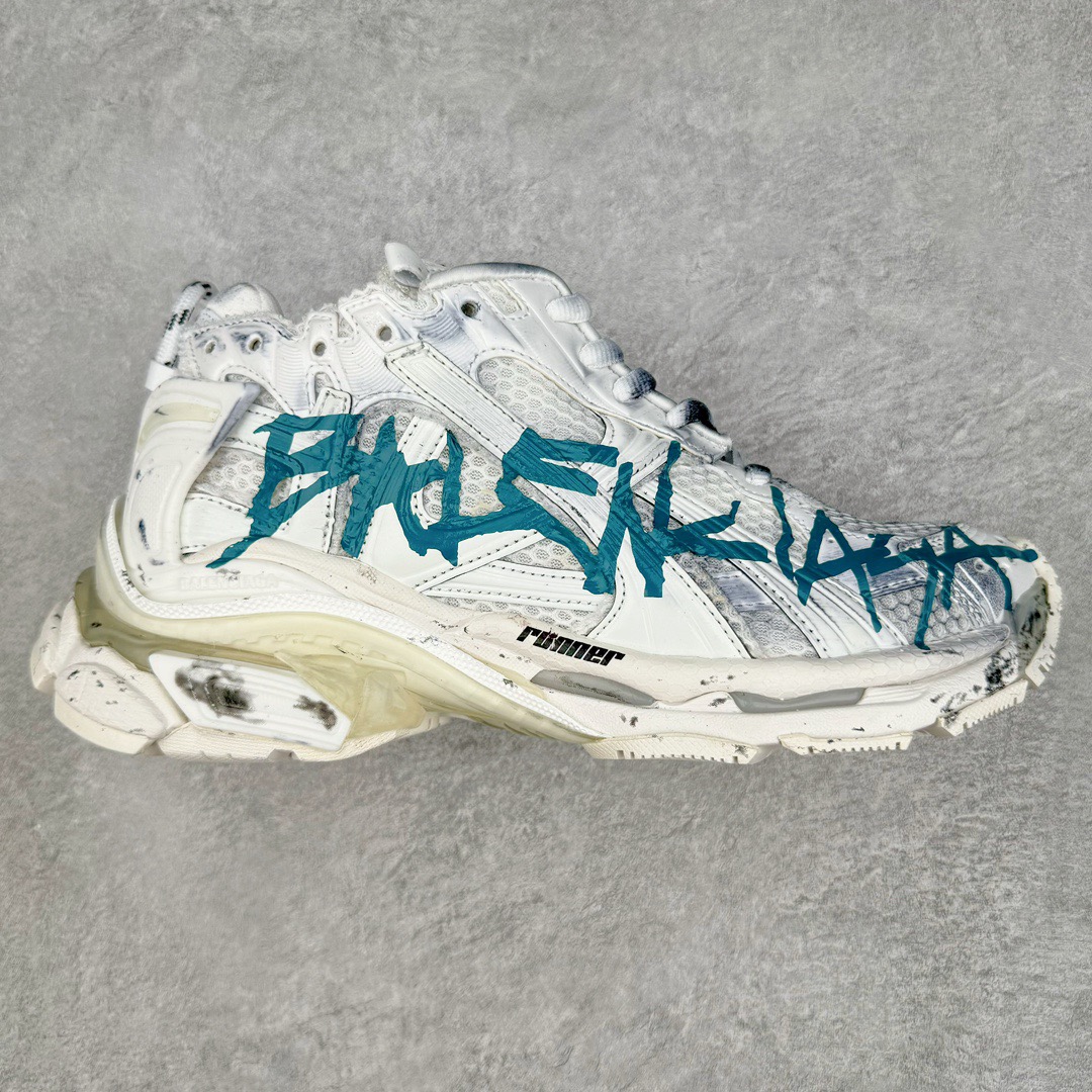 图片[8]-＃VG零售版 BALENCIAGA Runner Sneaker 巴黎世家七代慢跑系列低帮复古野跑潮流运动鞋老爹鞋 尼龙和网布材质 磨损效果 鞋头边缘印有尺码 背面浮印尺码 外侧印有跑者徽标 鞋舌刺绣 Balenciaga 品牌标识 鞋跟背面 Balenciaga品牌标识 材质采用65%聚氨酯、35%聚酯纤维 全新 Runner 鞋型轮廓借鉴于 2000 年初的复古线条 搭载大网眼面料制成鞋面基础，由粉色、白色尼龍与橡胶质地覆盖鞋面诠释线条感 当中透过几道手缝线与折损痕更是精准的掌握历经时间淬炼的破旧痕迹 延续其手法至鞋领、鞋跟、鞋带、中底等部分均饰有破损及脏污之貌 尤其是鞋领处与鞋带孔眼条更是采用不规则做旧技术将内容物泡棉随机露出 尺码：35 36 37 38 39 40 41 42 43 44 45 46-选品中心