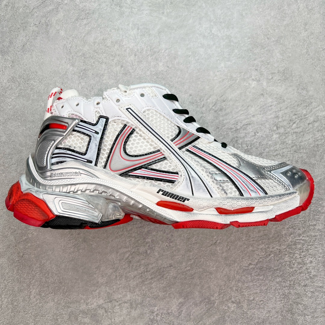 图片[7]-＃VG零售版 BALENCIAGA Runner Sneaker 巴黎世家七代慢跑系列低帮复古野跑潮流运动鞋老爹鞋 尼龙和网布材质 磨损效果 鞋头边缘印有尺码 背面浮印尺码 外侧印有跑者徽标 鞋舌刺绣 Balenciaga 品牌标识 鞋跟背面 Balenciaga品牌标识 材质采用65%聚氨酯、35%聚酯纤维 全新 Runner 鞋型轮廓借鉴于 2000 年初的复古线条 搭载大网眼面料制成鞋面基础，由粉色、白色尼龍与橡胶质地覆盖鞋面诠释线条感 当中透过几道手缝线与折损痕更是精准的掌握历经时间淬炼的破旧痕迹 延续其手法至鞋领、鞋跟、鞋带、中底等部分均饰有破损及脏污之貌 尤其是鞋领处与鞋带孔眼条更是采用不规则做旧技术将内容物泡棉随机露出 尺码：35 36 37 38 39 40 41 42 43 44 45 46-选品中心