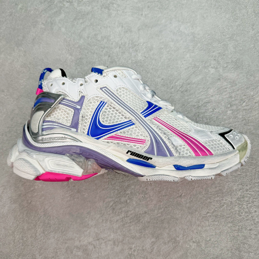 图片[9]-＃VG零售版 BALENCIAGA Runner Sneaker 巴黎世家七代慢跑系列低帮复古野跑潮流运动鞋老爹鞋 尼龙和网布材质 磨损效果 鞋头边缘印有尺码 背面浮印尺码 外侧印有跑者徽标 鞋舌刺绣 Balenciaga 品牌标识 鞋跟背面 Balenciaga品牌标识 材质采用65%聚氨酯、35%聚酯纤维 全新 Runner 鞋型轮廓借鉴于 2000 年初的复古线条 搭载大网眼面料制成鞋面基础，由粉色、白色尼龍与橡胶质地覆盖鞋面诠释线条感 当中透过几道手缝线与折损痕更是精准的掌握历经时间淬炼的破旧痕迹 延续其手法至鞋领、鞋跟、鞋带、中底等部分均饰有破损及脏污之貌 尤其是鞋领处与鞋带孔眼条更是采用不规则做旧技术将内容物泡棉随机露出 尺码：35 36 37 38 39 40 41 42 43 44 45 46-选品中心
