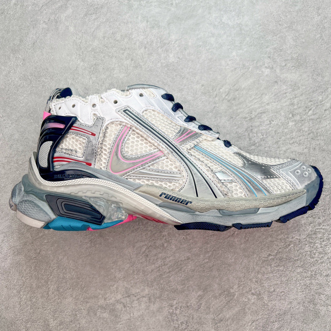 图片[8]-＃VG零售版 BALENCIAGA Runner Sneaker 巴黎世家七代慢跑系列低帮复古野跑潮流运动鞋老爹鞋 尼龙和网布材质 磨损效果 鞋头边缘印有尺码 背面浮印尺码 外侧印有跑者徽标 鞋舌刺绣 Balenciaga 品牌标识 鞋跟背面 Balenciaga品牌标识 材质采用65%聚氨酯、35%聚酯纤维 全新 Runner 鞋型轮廓借鉴于 2000 年初的复古线条 搭载大网眼面料制成鞋面基础，由粉色、白色尼龍与橡胶质地覆盖鞋面诠释线条感 当中透过几道手缝线与折损痕更是精准的掌握历经时间淬炼的破旧痕迹 延续其手法至鞋领、鞋跟、鞋带、中底等部分均饰有破损及脏污之貌 尤其是鞋领处与鞋带孔眼条更是采用不规则做旧技术将内容物泡棉随机露出 尺码：35 36 37 38 39 40 41 42 43 44 45 46-选品中心