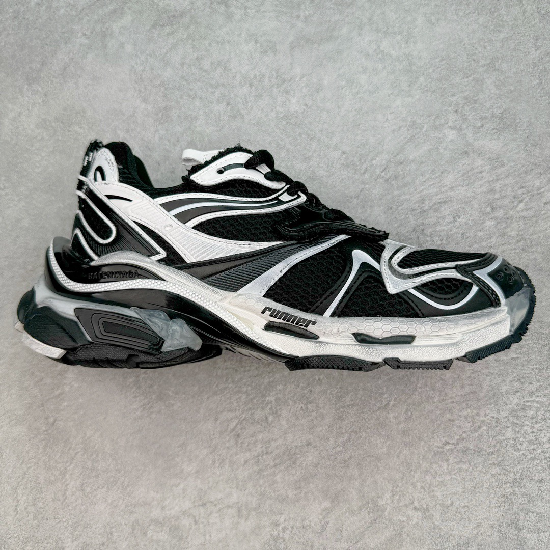 图片[8]-＃VG零售版 BALENCIAGA Runner Sneaker 巴黎世家七代慢跑系列低帮复古野跑潮流运动鞋老爹鞋 尼龙和网布材质 磨损效果 鞋头边缘印有尺码 背面浮印尺码 外侧印有跑者徽标 鞋舌刺绣 Balenciaga 品牌标识 鞋跟背面 Balenciaga品牌标识 材质采用65%聚氨酯、35%聚酯纤维 全新 Runner 鞋型轮廓借鉴于 2000 年初的复古线条 搭载大网眼面料制成鞋面基础，由粉色、白色尼龍与橡胶质地覆盖鞋面诠释线条感 当中透过几道手缝线与折损痕更是精准的掌握历经时间淬炼的破旧痕迹 延续其手法至鞋领、鞋跟、鞋带、中底等部分均饰有破损及脏污之貌 尤其是鞋领处与鞋带孔眼条更是采用不规则做旧技术将内容物泡棉随机露出 尺码：35 36 37 38 39 40 41 42 43 44 45 46-选品中心