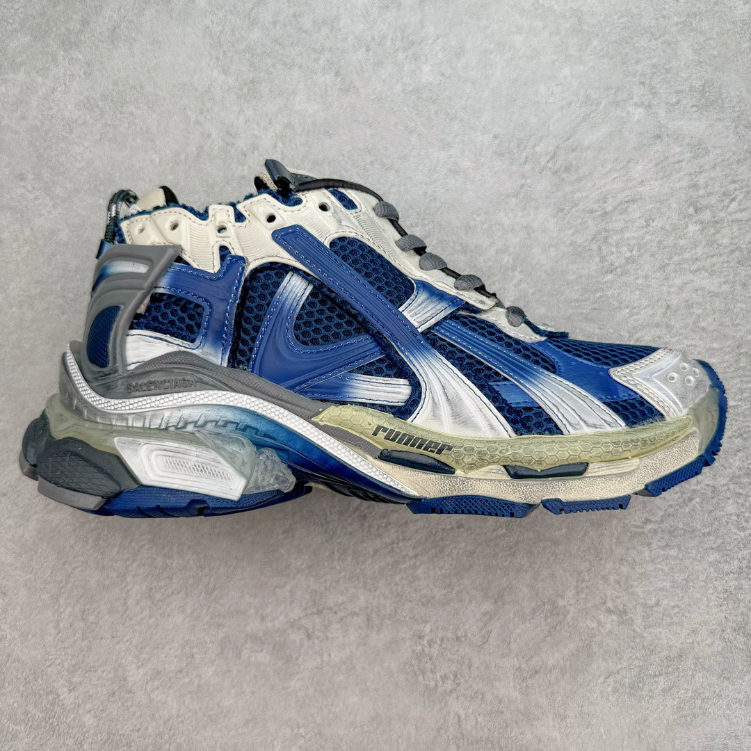图片[9]-＃VG零售版 BALENCIAGA Runner Sneaker 巴黎世家七代慢跑系列低帮复古野跑潮流运动鞋老爹鞋 尼龙和网布材质 磨损效果 鞋头边缘印有尺码 背面浮印尺码 外侧印有跑者徽标 鞋舌刺绣 Balenciaga 品牌标识 鞋跟背面 Balenciaga品牌标识 材质采用65%聚氨酯、35%聚酯纤维 全新 Runner 鞋型轮廓借鉴于 2000 年初的复古线条 搭载大网眼面料制成鞋面基础，由粉色、白色尼龍与橡胶质地覆盖鞋面诠释线条感 当中透过几道手缝线与折损痕更是精准的掌握历经时间淬炼的破旧痕迹 延续其手法至鞋领、鞋跟、鞋带、中底等部分均饰有破损及脏污之貌 尤其是鞋领处与鞋带孔眼条更是采用不规则做旧技术将内容物泡棉随机露出 尺码：35 36 37 38 39 40 41 42 43 44 45 46-选品中心