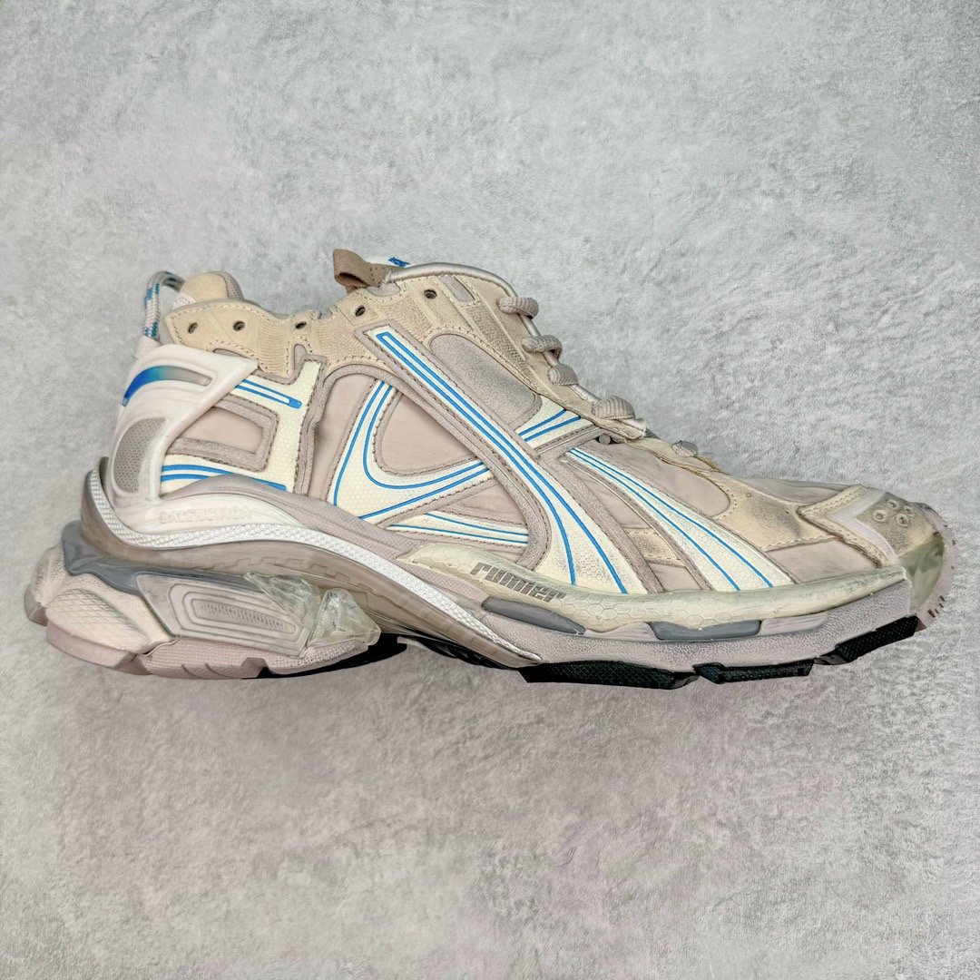 图片[7]-＃VG零售版 BALENCIAGA Runner Sneaker 巴黎世家七代慢跑系列低帮复古野跑潮流运动鞋老爹鞋 尼龙和网布材质 磨损效果 鞋头边缘印有尺码 背面浮印尺码 外侧印有跑者徽标 鞋舌刺绣 Balenciaga 品牌标识 鞋跟背面 Balenciaga品牌标识 材质采用65%聚氨酯、35%聚酯纤维 全新 Runner 鞋型轮廓借鉴于 2000 年初的复古线条 搭载大网眼面料制成鞋面基础，由粉色、白色尼龍与橡胶质地覆盖鞋面诠释线条感 当中透过几道手缝线与折损痕更是精准的掌握历经时间淬炼的破旧痕迹 延续其手法至鞋领、鞋跟、鞋带、中底等部分均饰有破损及脏污之貌 尤其是鞋领处与鞋带孔眼条更是采用不规则做旧技术将内容物泡棉随机露出 尺码：35 36 37 38 39 40 41 42 43 44 45 46-选品中心
