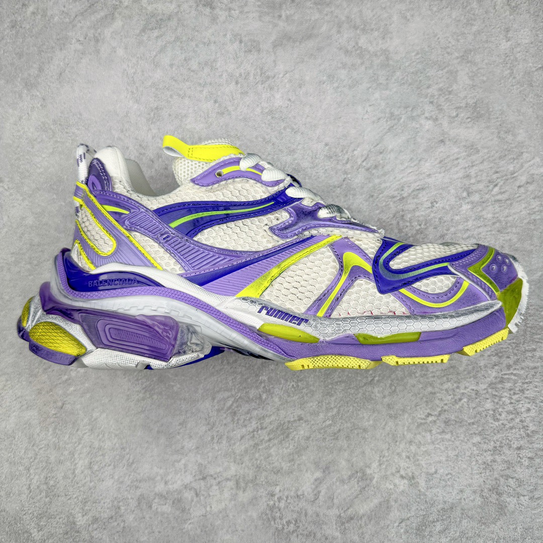 图片[6]-＃VG零售版 BALENCIAGA Runner Sneaker 巴黎世家七代慢跑系列低帮复古野跑潮流运动鞋老爹鞋 尼龙和网布材质 磨损效果 鞋头边缘印有尺码 背面浮印尺码 外侧印有跑者徽标 鞋舌刺绣 Balenciaga 品牌标识 鞋跟背面 Balenciaga品牌标识 材质采用65%聚氨酯、35%聚酯纤维 全新 Runner 鞋型轮廓借鉴于 2000 年初的复古线条 搭载大网眼面料制成鞋面基础，由粉色、白色尼龍与橡胶质地覆盖鞋面诠释线条感 当中透过几道手缝线与折损痕更是精准的掌握历经时间淬炼的破旧痕迹 延续其手法至鞋领、鞋跟、鞋带、中底等部分均饰有破损及脏污之貌 尤其是鞋领处与鞋带孔眼条更是采用不规则做旧技术将内容物泡棉随机露出 尺码：35 36 37 38 39 40 41 42 43 44 45 46-选品中心