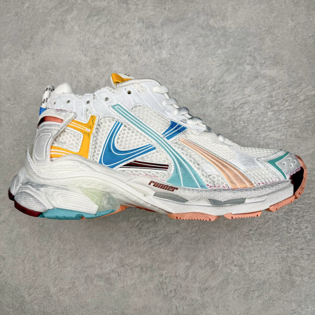 图片[2]-＃VG零售版 BALENCIAGA Runner Sneaker 巴黎世家七代慢跑系列低帮复古野跑潮流运动鞋老爹鞋 尼龙和网布材质 磨损效果 鞋头边缘印有尺码 背面浮印尺码 外侧印有跑者徽标 鞋舌刺绣 Balenciaga 品牌标识 鞋跟背面 Balenciaga品牌标识 材质采用65%聚氨酯、35%聚酯纤维 全新 Runner 鞋型轮廓借鉴于 2000 年初的复古线条 搭载大网眼面料制成鞋面基础，由粉色、白色尼龍与橡胶质地覆盖鞋面诠释线条感 当中透过几道手缝线与折损痕更是精准的掌握历经时间淬炼的破旧痕迹 延续其手法至鞋领、鞋跟、鞋带、中底等部分均饰有破损及脏污之貌 尤其是鞋领处与鞋带孔眼条更是采用不规则做旧技术将内容物泡棉随机露出 尺码：35 36 37 38 39 40 41 42 43 44 45 46-选品中心