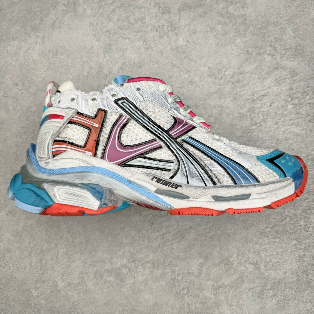 图片[3]-＃VG零售版 BALENCIAGA Runner Sneaker 巴黎世家七代慢跑系列低帮复古野跑潮流运动鞋老爹鞋 尼龙和网布材质 磨损效果 鞋头边缘印有尺码 背面浮印尺码 外侧印有跑者徽标 鞋舌刺绣 Balenciaga 品牌标识 鞋跟背面 Balenciaga品牌标识 材质采用65%聚氨酯、35%聚酯纤维 全新 Runner 鞋型轮廓借鉴于 2000 年初的复古线条 搭载大网眼面料制成鞋面基础，由粉色、白色尼龍与橡胶质地覆盖鞋面诠释线条感 当中透过几道手缝线与折损痕更是精准的掌握历经时间淬炼的破旧痕迹 延续其手法至鞋领、鞋跟、鞋带、中底等部分均饰有破损及脏污之貌 尤其是鞋领处与鞋带孔眼条更是采用不规则做旧技术将内容物泡棉随机露出 尺码：35 36 37 38 39 40 41 42 43 44 45 46-选品中心