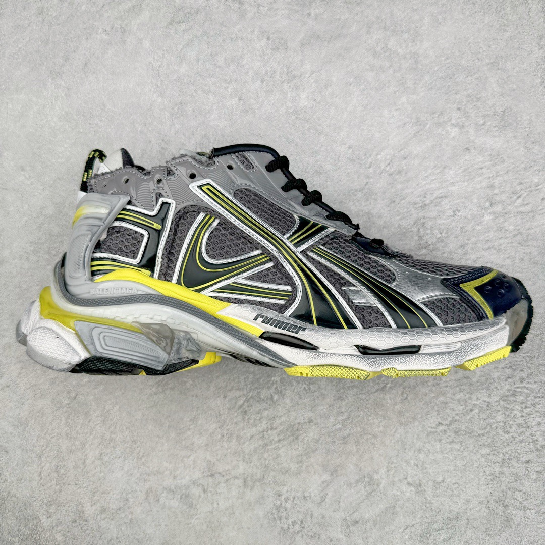 图片[7]-＃VG零售版 BALENCIAGA Runner Sneaker 巴黎世家七代慢跑系列低帮复古野跑潮流运动鞋老爹鞋 尼龙和网布材质 磨损效果 鞋头边缘印有尺码 背面浮印尺码 外侧印有跑者徽标 鞋舌刺绣 Balenciaga 品牌标识 鞋跟背面 Balenciaga品牌标识 材质采用65%聚氨酯、35%聚酯纤维 全新 Runner 鞋型轮廓借鉴于 2000 年初的复古线条 搭载大网眼面料制成鞋面基础，由粉色、白色尼龍与橡胶质地覆盖鞋面诠释线条感 当中透过几道手缝线与折损痕更是精准的掌握历经时间淬炼的破旧痕迹 延续其手法至鞋领、鞋跟、鞋带、中底等部分均饰有破损及脏污之貌 尤其是鞋领处与鞋带孔眼条更是采用不规则做旧技术将内容物泡棉随机露出 尺码：35 36 37 38 39 40 41 42 43 44 45 46-选品中心