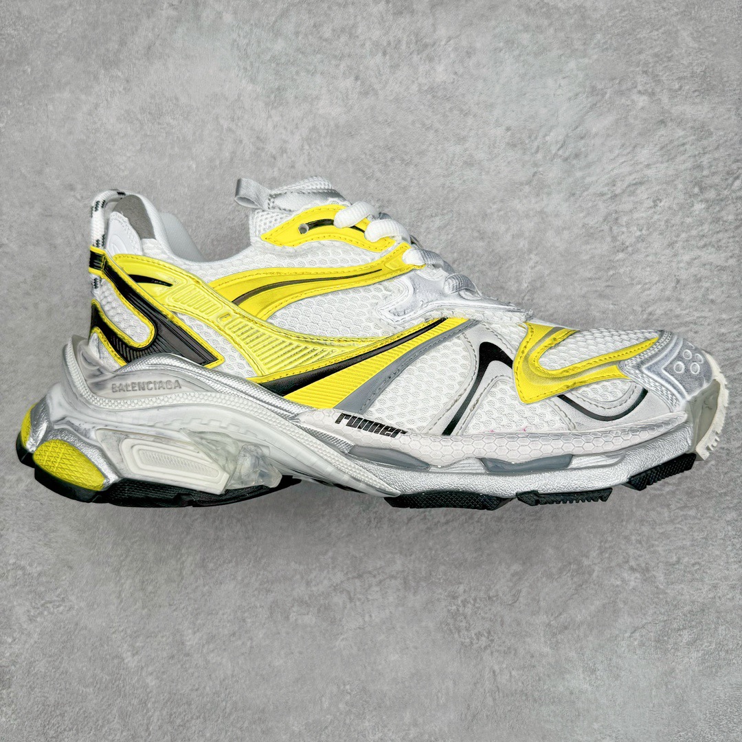 图片[4]-＃VG零售版 BALENCIAGA Runner Sneaker 巴黎世家七代慢跑系列低帮复古野跑潮流运动鞋老爹鞋 尼龙和网布材质 磨损效果 鞋头边缘印有尺码 背面浮印尺码 外侧印有跑者徽标 鞋舌刺绣 Balenciaga 品牌标识 鞋跟背面 Balenciaga品牌标识 材质采用65%聚氨酯、35%聚酯纤维 全新 Runner 鞋型轮廓借鉴于 2000 年初的复古线条 搭载大网眼面料制成鞋面基础，由粉色、白色尼龍与橡胶质地覆盖鞋面诠释线条感 当中透过几道手缝线与折损痕更是精准的掌握历经时间淬炼的破旧痕迹 延续其手法至鞋领、鞋跟、鞋带、中底等部分均饰有破损及脏污之貌 尤其是鞋领处与鞋带孔眼条更是采用不规则做旧技术将内容物泡棉随机露出 尺码：35 36 37 38 39 40 41 42 43 44 45 46-选品中心