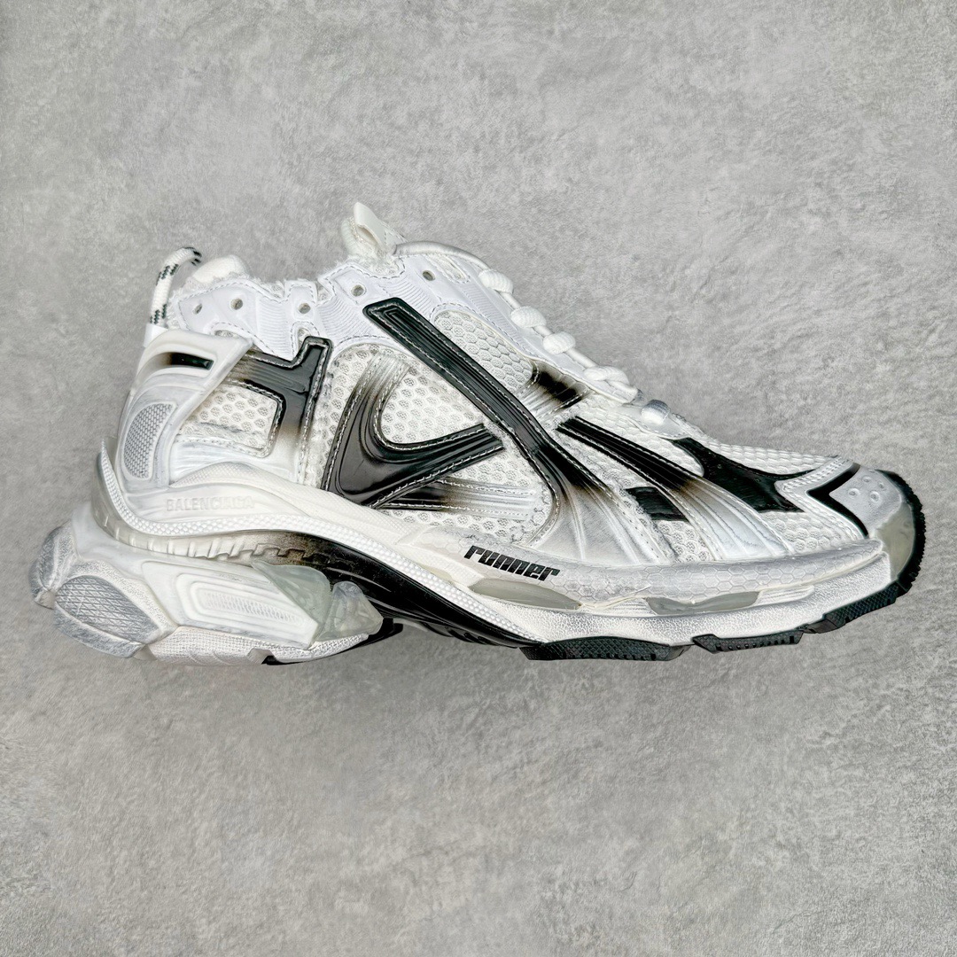 ＃VG零售版 BALENCIAGA Runner Sneaker 巴黎世家七代慢跑系列低帮复古野跑潮流运动鞋老爹鞋 尼龙和网布材质 磨损效果 鞋头边缘印有尺码 背面浮印尺码 外侧印有跑者徽标 鞋舌刺绣 Balenciaga 品牌标识 鞋跟背面 Balenciaga品牌标识 材质采用65%聚氨酯、35%聚酯纤维 全新 Runner 鞋型轮廓借鉴于 2000 年初的复古线条 搭载大网眼面料制成鞋面基础，由粉色、白色尼龍与橡胶质地覆盖鞋面诠释线条感 当中透过几道手缝线与折损痕更是精准的掌握历经时间淬炼的破旧痕迹 延续其手法至鞋领、鞋跟、鞋带、中底等部分均饰有破损及脏污之貌 尤其是鞋领处与鞋带孔眼条更是采用不规则做旧技术将内容物泡棉随机露出 尺码：35 36 37 38 39 40 41 42 43 44 45 46-选品中心
