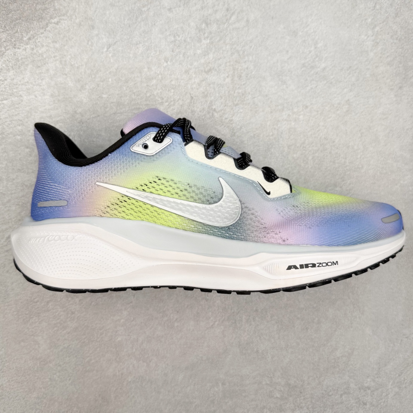 ＃特价福利 NK Zoom Pegasus 飞马41代马拉松系列网面透气缓震疾速跑鞋 拥有 Zoom Air 一如既往的稳定感和流畅感 鞋面采用工程网眼设计 为特定高热区域营造出色透气性 进一步增加鞋面的穿孔数量 让足部能够快速散热 中足搭配 Flywire 飞线 在高速运动时营造舒适稳定的贴合感 内置Zoon气垫加持 动力十足 尺码：36 36.5 37.5 38 38.5 39 40 40.5 41 42 42.5 43 44 44.5 45-选品中心