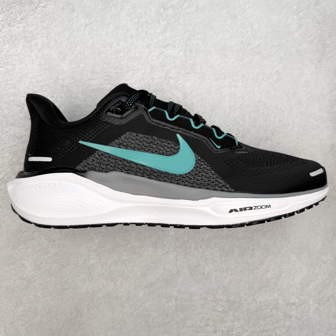 ＃特价福利 NK Zoom Pegasus 飞马41代马拉松系列网面透气缓震疾速跑鞋 拥有 Zoom Air 一如既往的稳定感和流畅感 鞋面采用工程网眼设计 为特定高热区域营造出色透气性 进一步增加鞋面的穿孔数量 让足部能够快速散热 中足搭配 Flywire 飞线 在高速运动时营造舒适稳定的贴合感 内置Zoon气垫加持 动力十足 尺码：36 36.5 37.5 38 38.5 39 40 40.5 41 42 42.5 43 44 44.5 45-选品中心