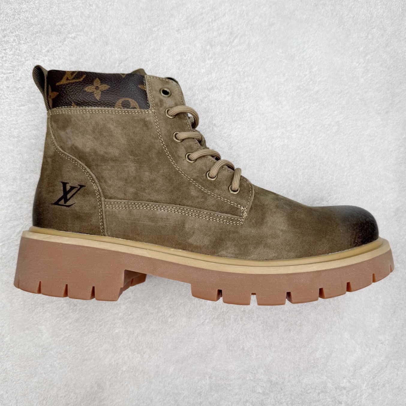 Louis Vuitton 路易威登 LV秋冬新款轻底休闲大黄靴 #代购专供品质 高弹Modern 外置防滑橡塑发泡超轻大底 系带设计 穿脱十分方便 采用TPU模压定型真皮鞋面材质#EVA轻翼科技外底具有防滑,耐磨和良好的弹性 Pharrell Williams充分发挥了作为Louis Vuitton创意总监的角色 这款鞋重新定义了 6英寸大黄靴的经典设计 致敬1996年Grandmaster Flash经典黄靴造型 原厂五金鞋带扣 工艺全新升级 中山大厂代工 原单进口皮料 独立私模大底，正确logo， 原装一致头层磨砂皮 搭配经典老花领口 全新原厂包装鞋盒 市场独家供应 尺码：39-43（皮鞋码）-选品中心