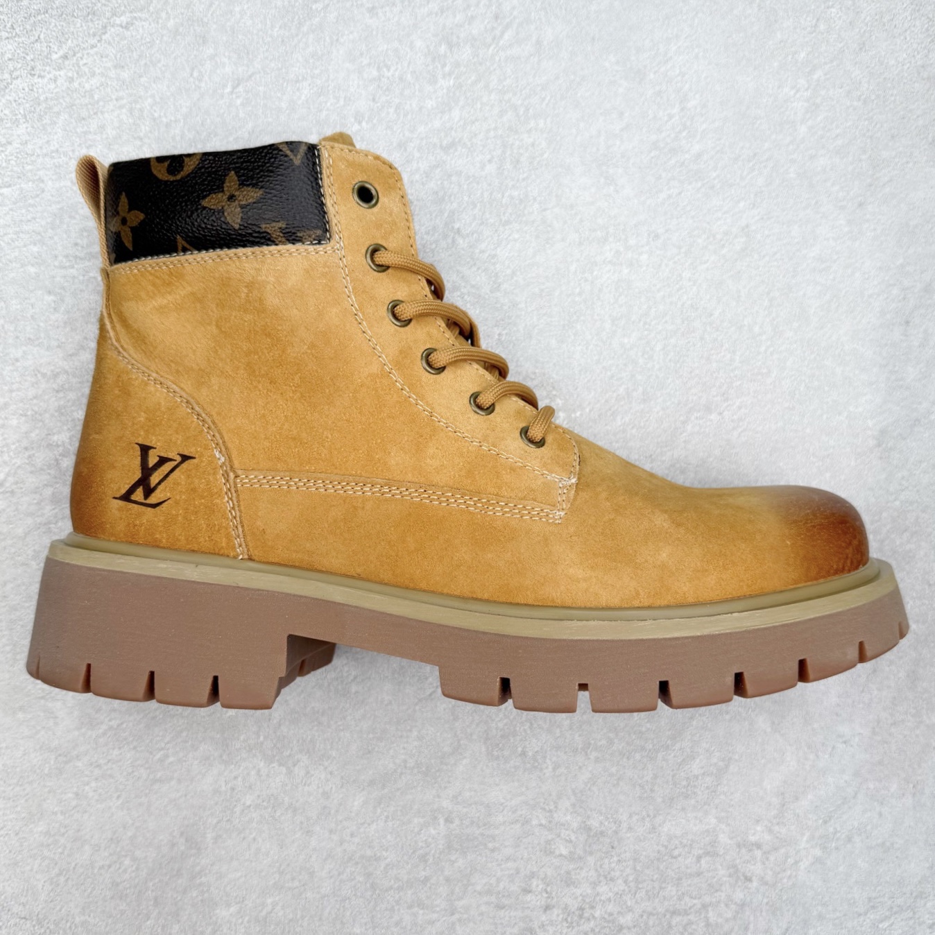 Louis Vuitton 路易威登 LV秋冬新款轻底休闲大黄靴 #代购专供品质 高弹Modern 外置防滑橡塑发泡超轻大底 系带设计 穿脱十分方便 采用TPU模压定型真皮鞋面材质#EVA轻翼科技外底具有防滑,耐磨和良好的弹性 Pharrell Williams充分发挥了作为Louis Vuitton创意总监的角色 这款鞋重新定义了 6英寸大黄靴的经典设计 致敬1996年Grandmaster Flash经典黄靴造型 原厂五金鞋带扣 工艺全新升级 中山大厂代工 原单进口皮料 独立私模大底,正确logo, 原装一致头层磨砂皮 搭配经典老花领口 全新原厂包装鞋盒 市场独家供应 (皮鞋码) 编码:Dby3936010