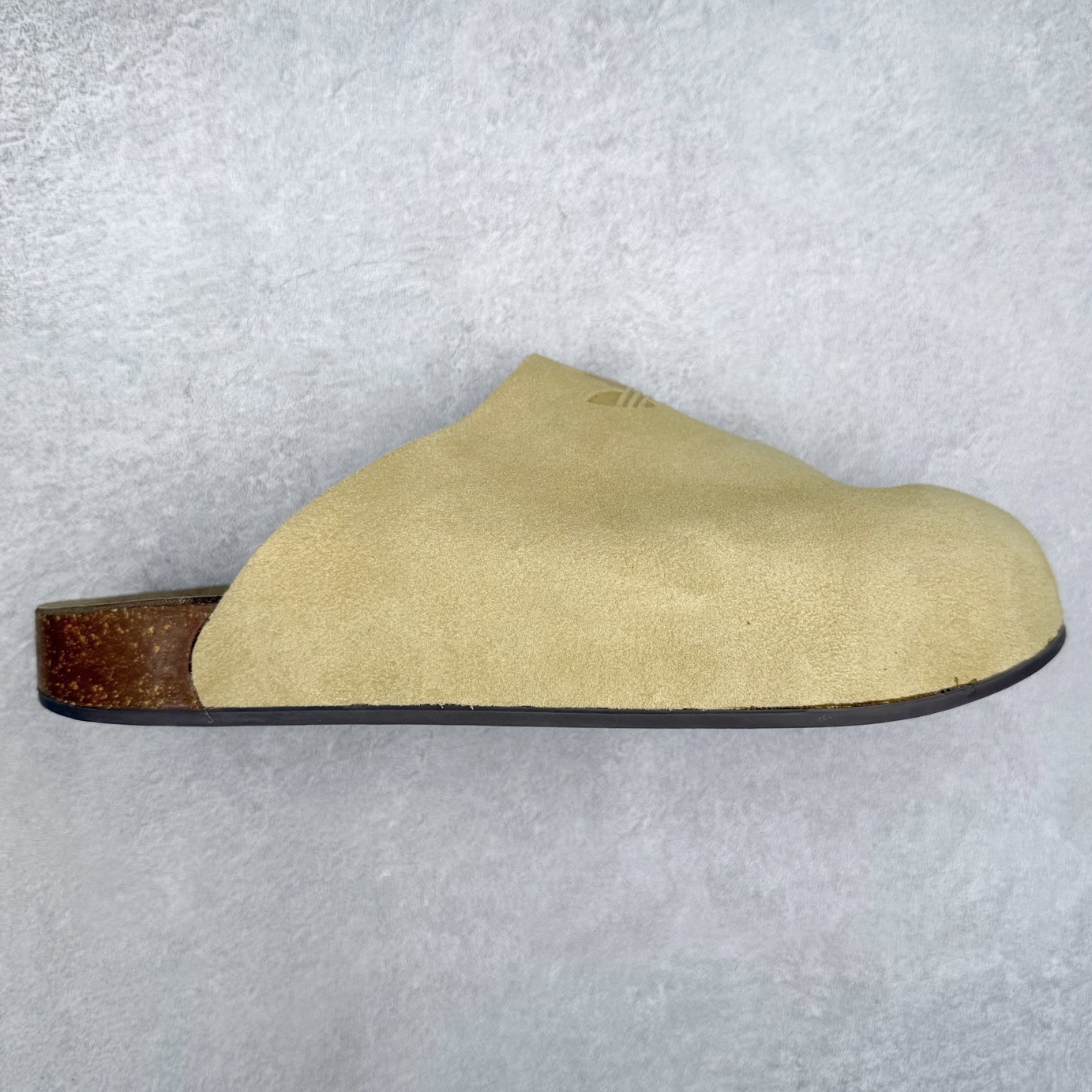 AD Originals Adimule 舒适百搭防磨包头拖鞋 男女同款 实拍调校N版已经零色差零失真 百分百还原实物色彩所见即所得 不存在货不对板色差等低级问题 选购参考实物拍摄 不混卖不参货 只用心做好货严格选品 承诺混一赔十 尺码：36 36.5 37.5 38 38.5 39 40 40.5 41 42 42.5 43 44 44.5 45-选品中心