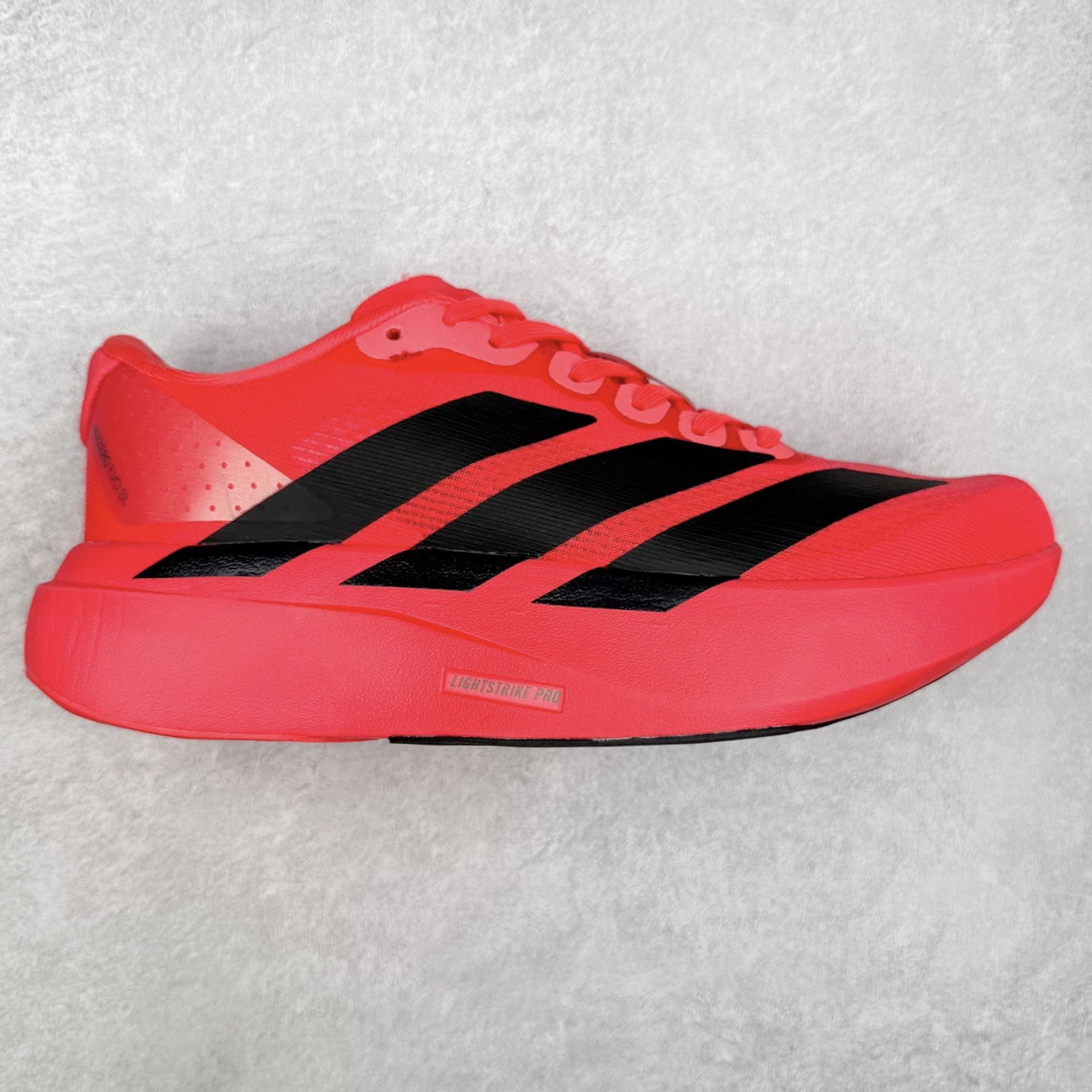 AD Adizero EVO SL 马拉松竞速专业跑鞋 JS4492 CELERMESH针织网面非常轻薄 纤维间的缝隙很大 可以保证跑步时的透气、排汗效果 鞋舌直接与两侧的内衬和鞋底连接在一起 在跑步过程中不会被鞋舌的左右移动所困扰 在标准鞋带孔的基础上再拓宽一组鞋带孔 适合不同脚型的需求 突破性 EnergyRods 技术，有助于跑者实现更好的成绩 中底独特的LIGHTSTRIKE PRO泡棉材质 微弹感觉在跑步过程中给予了良好的支撑体验 对于顶级精英和高水平进阶跑者来说 ADIOS PRO是一双值得信赖的竞速比赛用鞋 尺码：36 36.5 37.5 38 38.5 39 40 40.5 41 42 42.5 43 44 44.5 45-选品中心