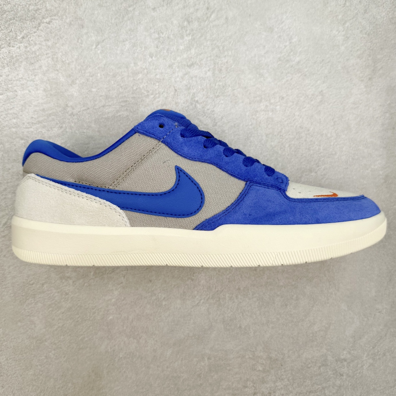 NK SB Force 58 空军58系列低帮休闲运动滑板板鞋 DV5477-011 鞋面由帆布和麂皮拼接 层次感丰富 搭配硫化外底 耐磨耐穿 鞋舌及中底后跟处饰有SB Logo 表明鞋款身份 采用包边设计 经久耐穿 硫化结构则有效提升灵活性 穿上这款全新推出的创意力作 助你耀动街头 尺码：36 36.5 37.5 38 38.5 39 40 40.5 41 42 42.5 43 44 45-选品中心